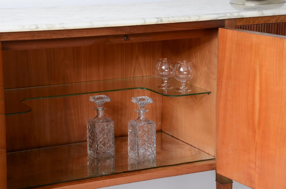 Mid-Century Modern Paolo Buffa splendid sideboard with a wavy front