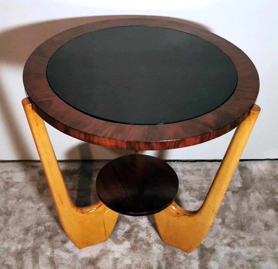 We kindly suggest that you read the whole description, as we try to give you detailed technical and historical information to guarantee the authenticity of our objects.
Elegant and distinctive Italian Art Dèco coffee table; the upper top, circular