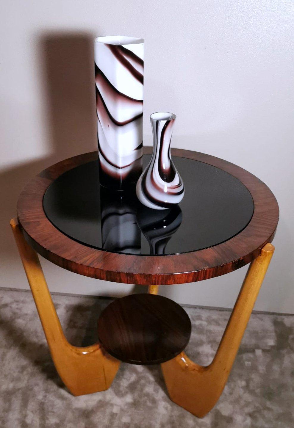Runder italienischer Art-Déco-Couchtisch im Stil von Paolo Buffa mit dunklem Glas im italienischen Stil. im Angebot 1