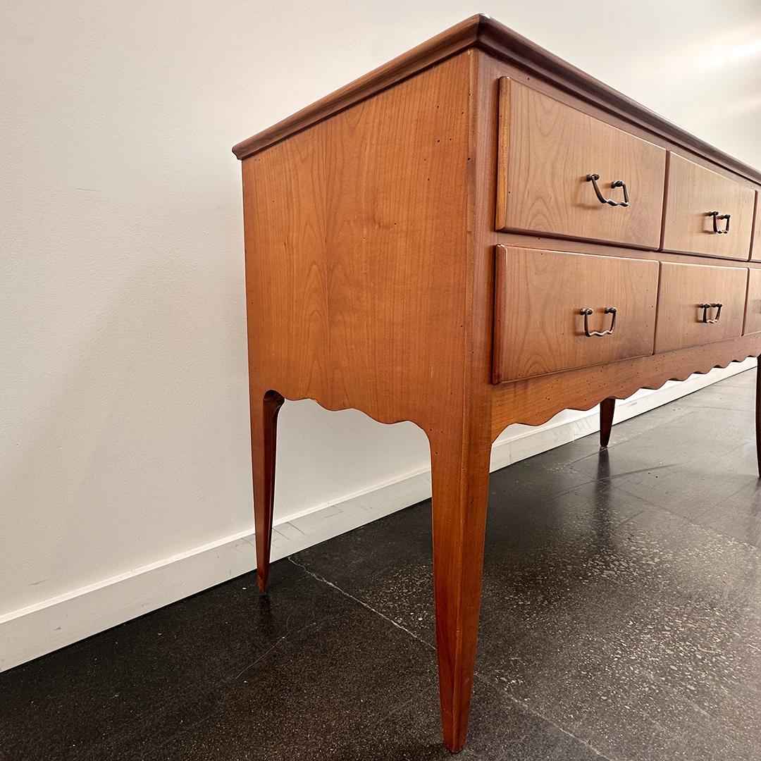 Este aparador escultórico, del estilo de Paolo Buffa, está siendo restaurado por The Selby House para resaltar su rico carácter y artesanía. Las fotos que se muestran reflejan su estado original, sin restaurar. Una vez terminado, será un complemento