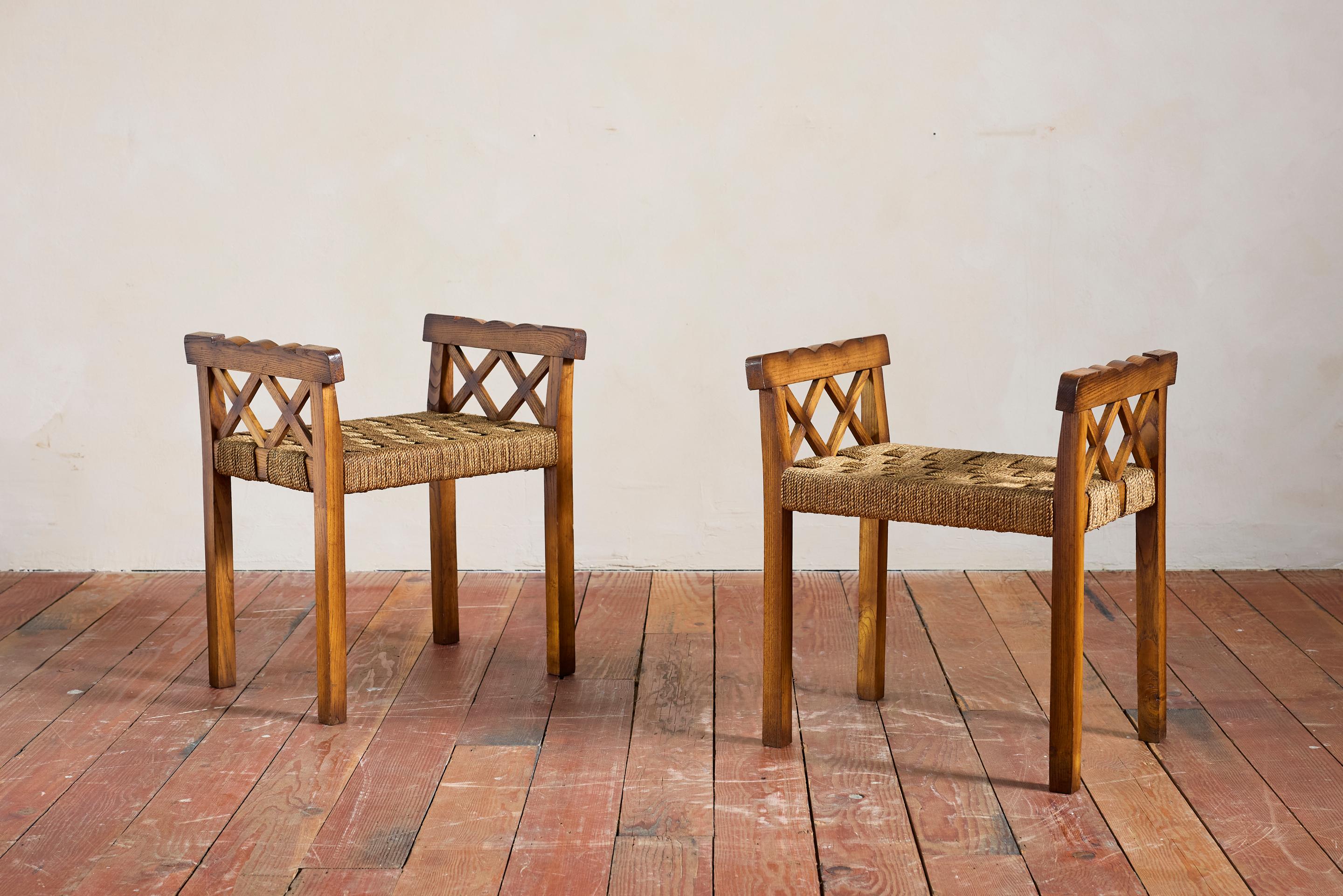 Pair of Italian stools with woven rush seats and scalloped wood 

Wonderful patina and scale 

Italy, 1950's