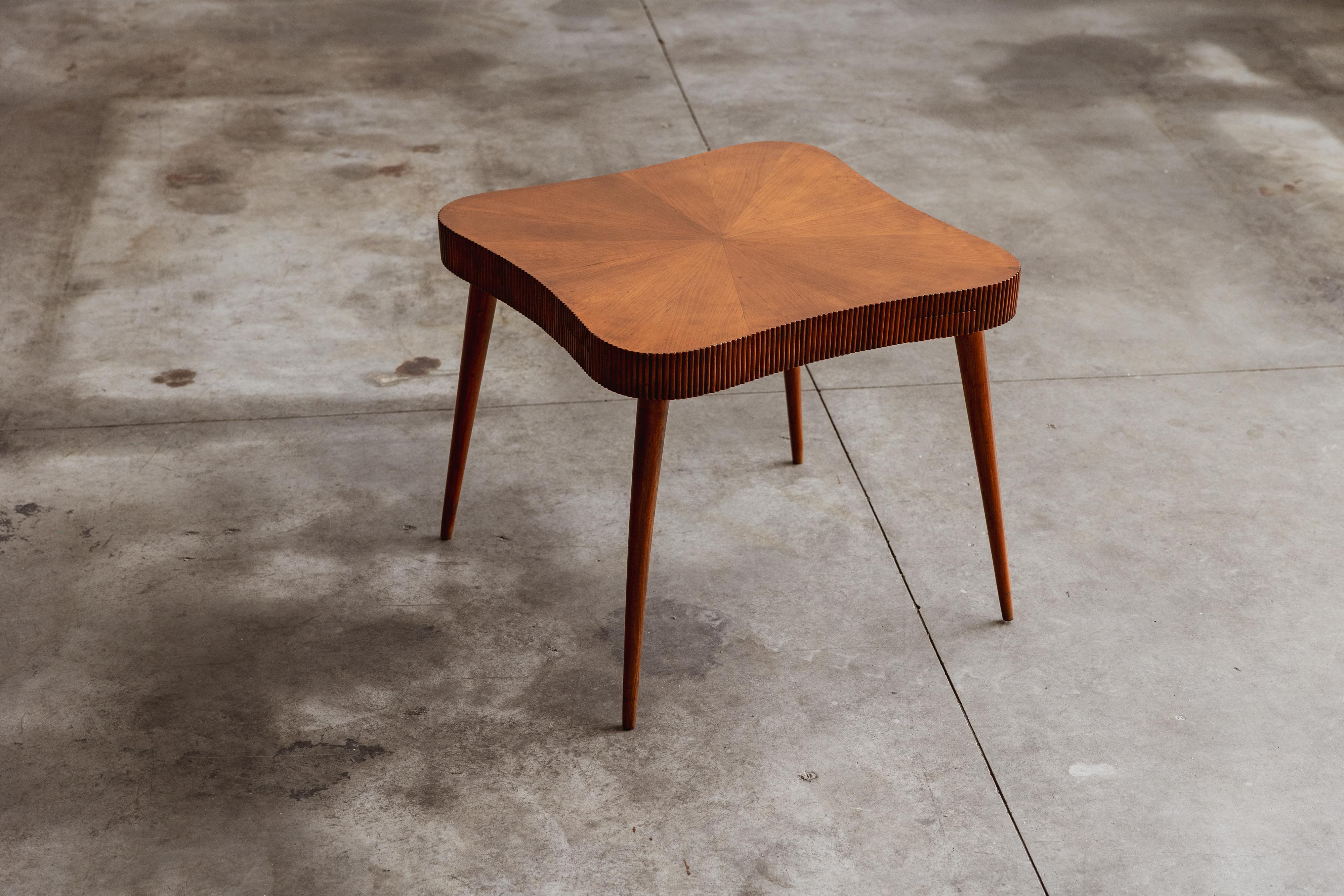 Paolo Buffa Tisch für Galdino Maspero, Holz, Italien, 1948

Dieser Sammlertisch aus dem Jahr 1948 verkörpert das raffinierte Vokabular des italienischen Designers Paolo Buffa. Die Platte aus naturlackiertem Holz hat eine sanft geschwungene,