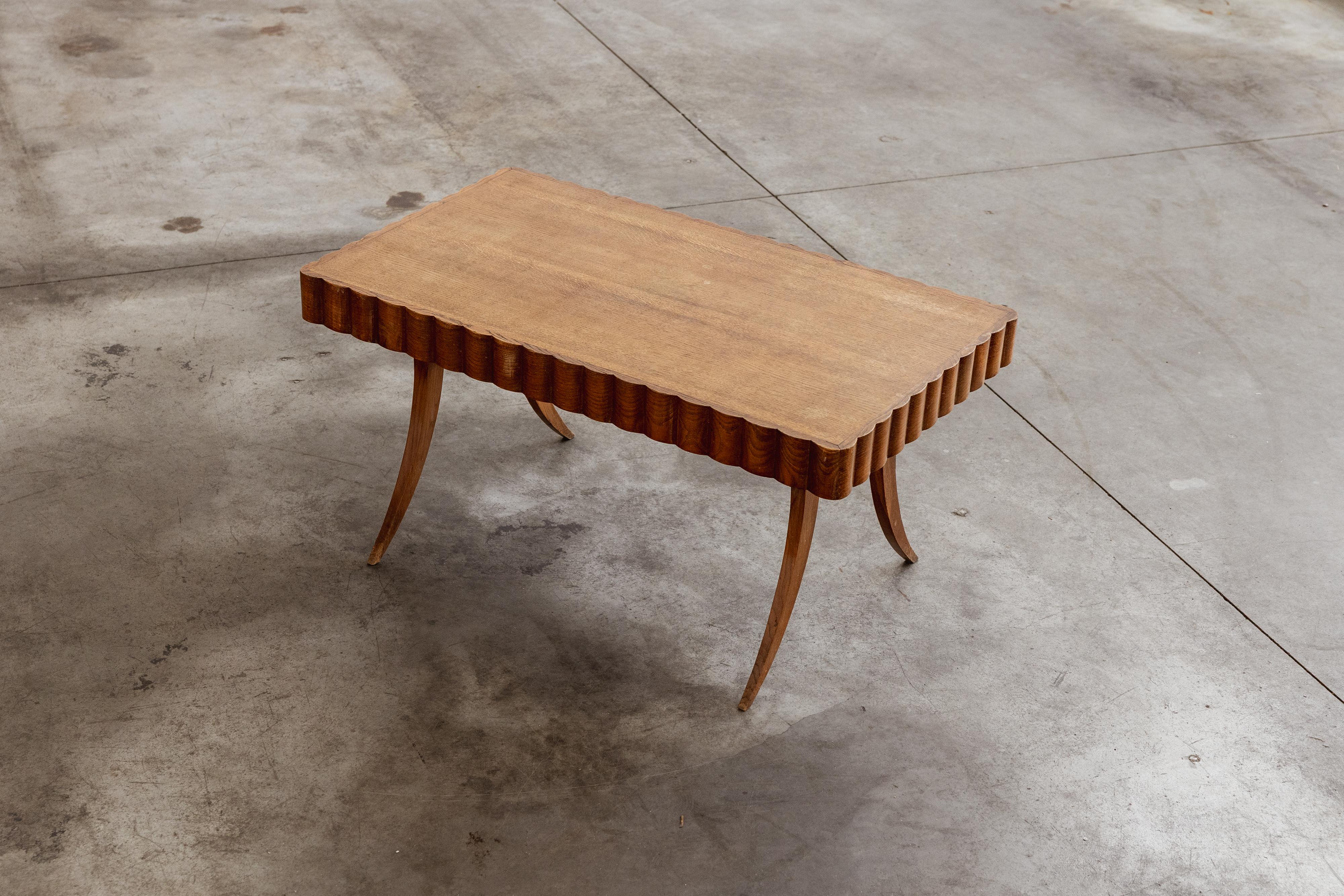 Tavolino Paolo Buffa per Galdino Maspero, legno, Italia, 1952

Disegnato da Paolo Buffa nel 1952 per l'artigiano milanese Galdino Maspero, questo tavolo scultoreo unisce l'ispirazione neoclassica al rigore del modernismo italiano. Il bordo scanalato