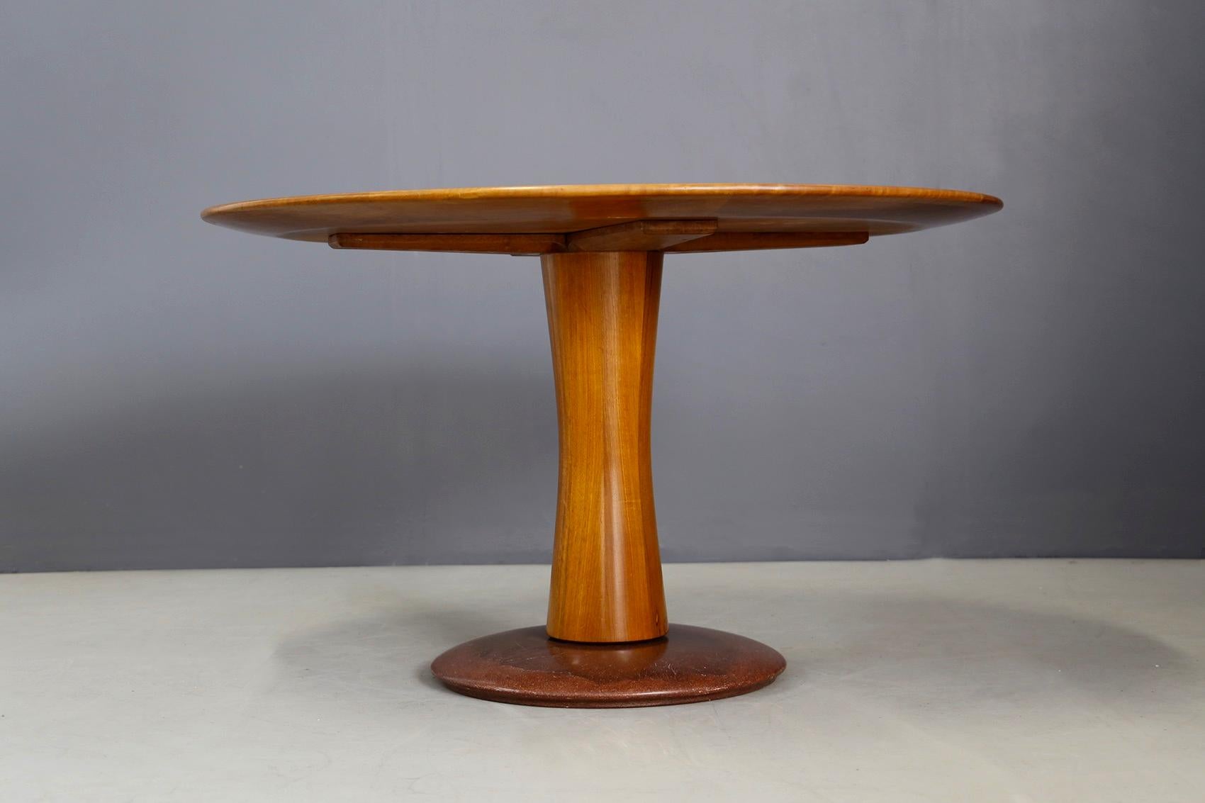 Elegant coffee table by Paolo Buffa. Table with circular top. Execution Serafino Arrighi, Cantù of the late 1940s, early 1950s. The top is made of wood, the pedestal shaft is made of walnut wood, base in red marble.
Accompanied by a declaration of