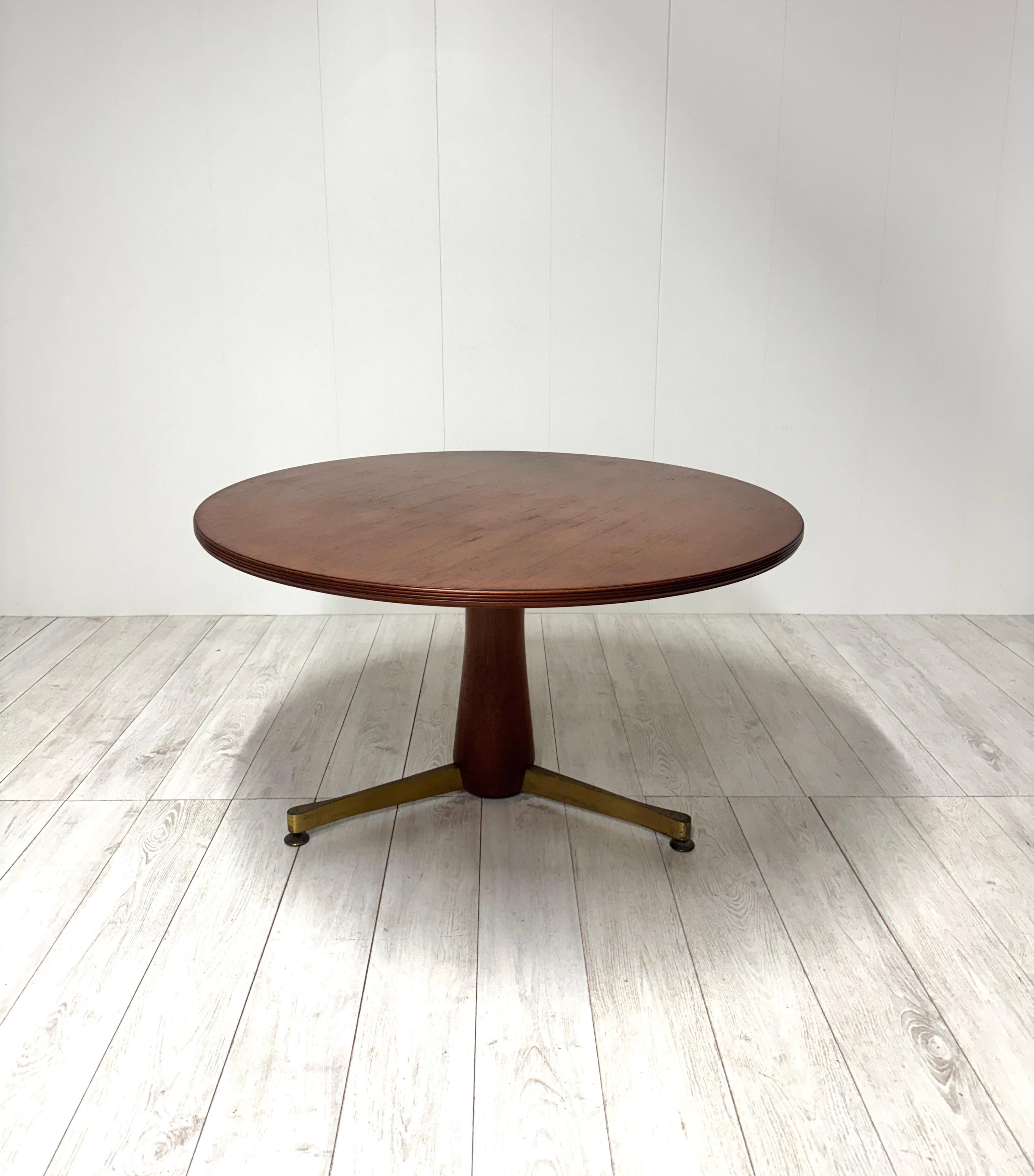 Rare table ronde dessinée par Paolo Buffa et  produit par Marelli et Colico, Cantù, années 1950
Pied central en bois, supports en laiton et plateau en bois

Petits défauts 