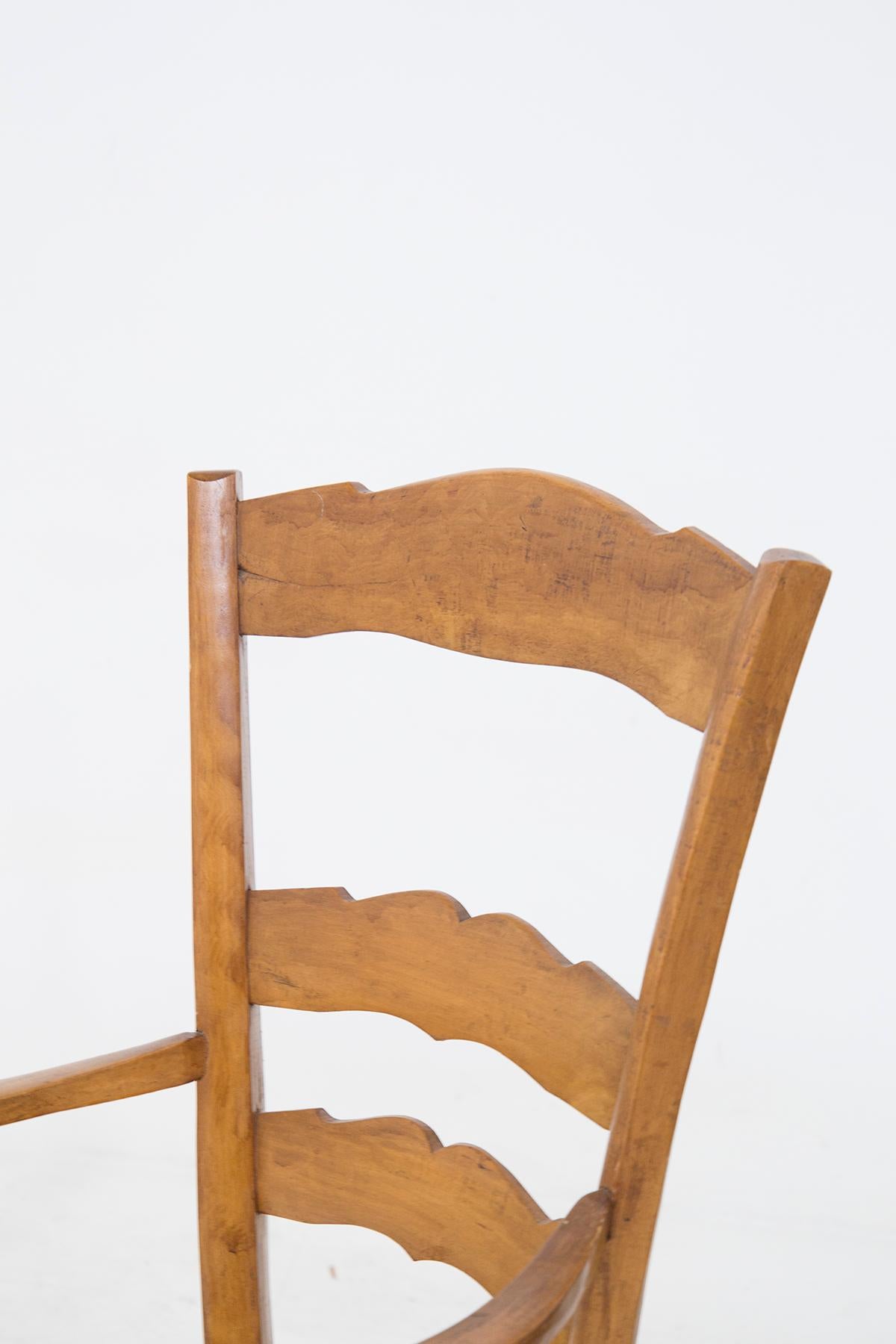Belle paire de chaises à bras attribuée au grand designer Paolo Buffa dans les années 1940.
Le cadre est entièrement réalisé en bois léger, solide et durable. Il y a 4 pieds qui soutiennent des formes sinueuses et carrées ; à l'avant et à l'arrière
