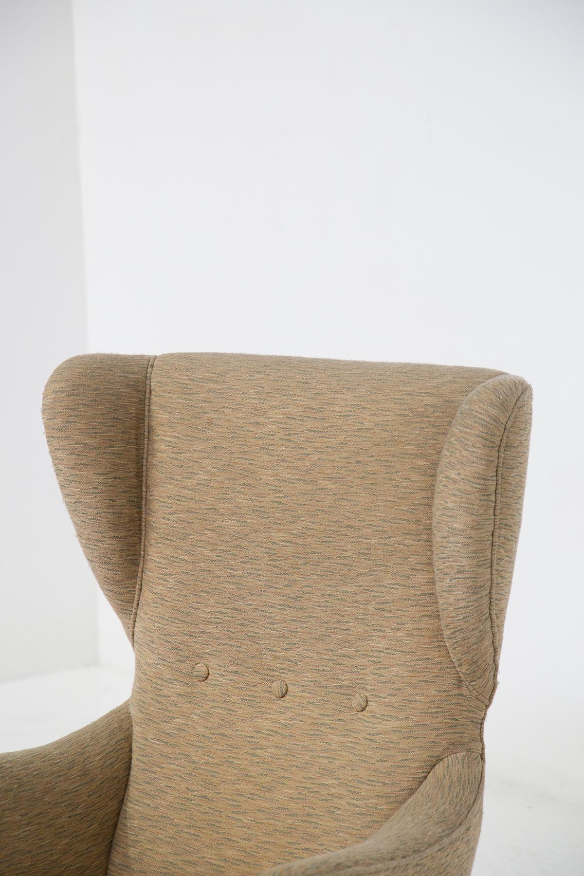 Prächtige Sessel, die dem großen Meister Paolo Buffa zugeschrieben werden, aus italienischer Produktion, völlig original.
Die Sessel haben ein starkes und schönes Holzgestell; die Füße sind Verstrebungen genau im Stil der Buffa.
Der Sitz ist aus