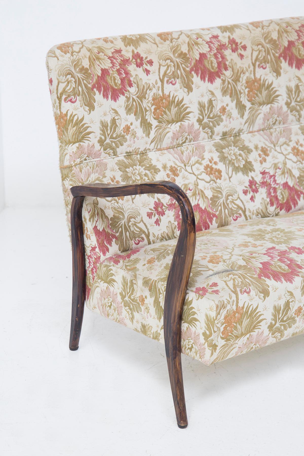 Schönes florales Vintage-Sofa, das in den 1950er Jahren entworfen wurde und der Handwerkskunst von Paolo Buffa zugeschrieben wird, aus feiner italienischer Fertigung.
Das Sofa hat ein sehr elegantes Gestell aus dunklem Edelholz, die Stützbeine sind