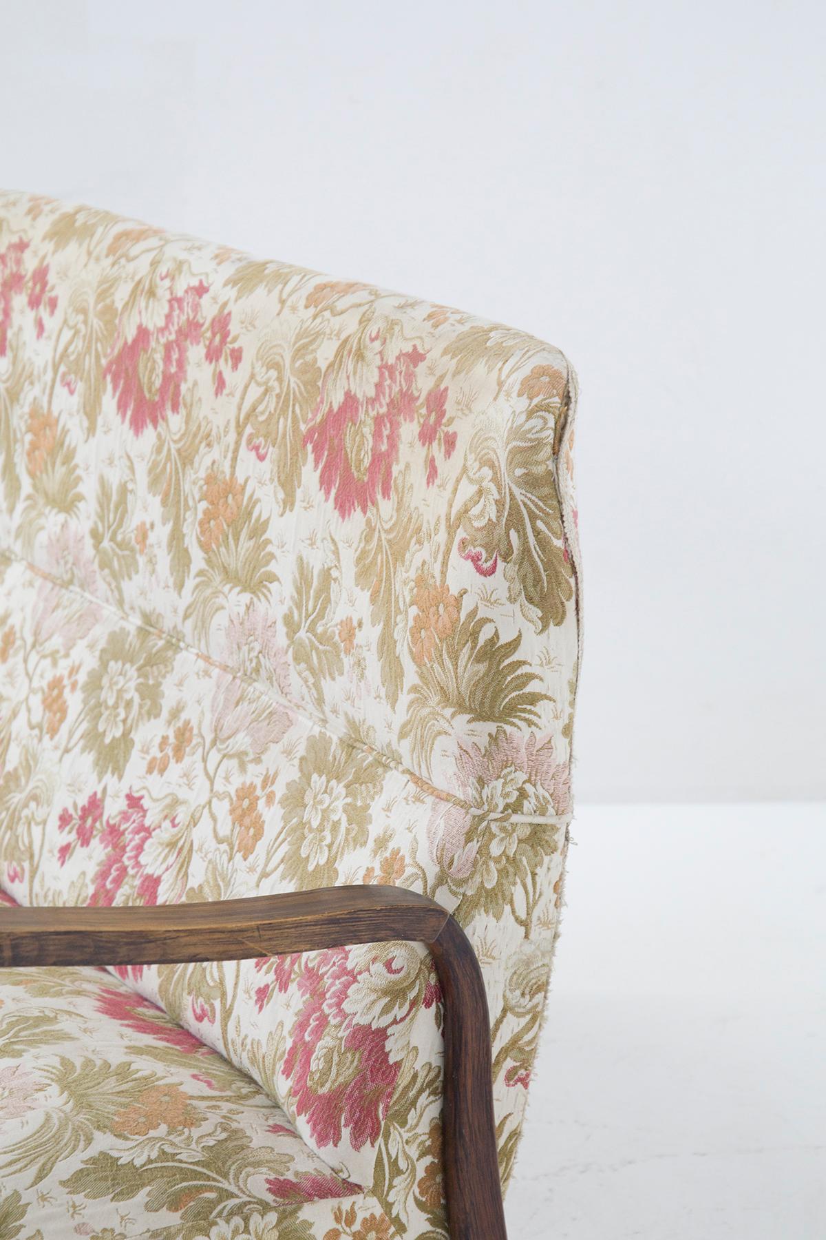 Canapé vintage Paolo Buffa en bois et tissu à fleurs 'Attr.' Bon état - En vente à Milano, IT