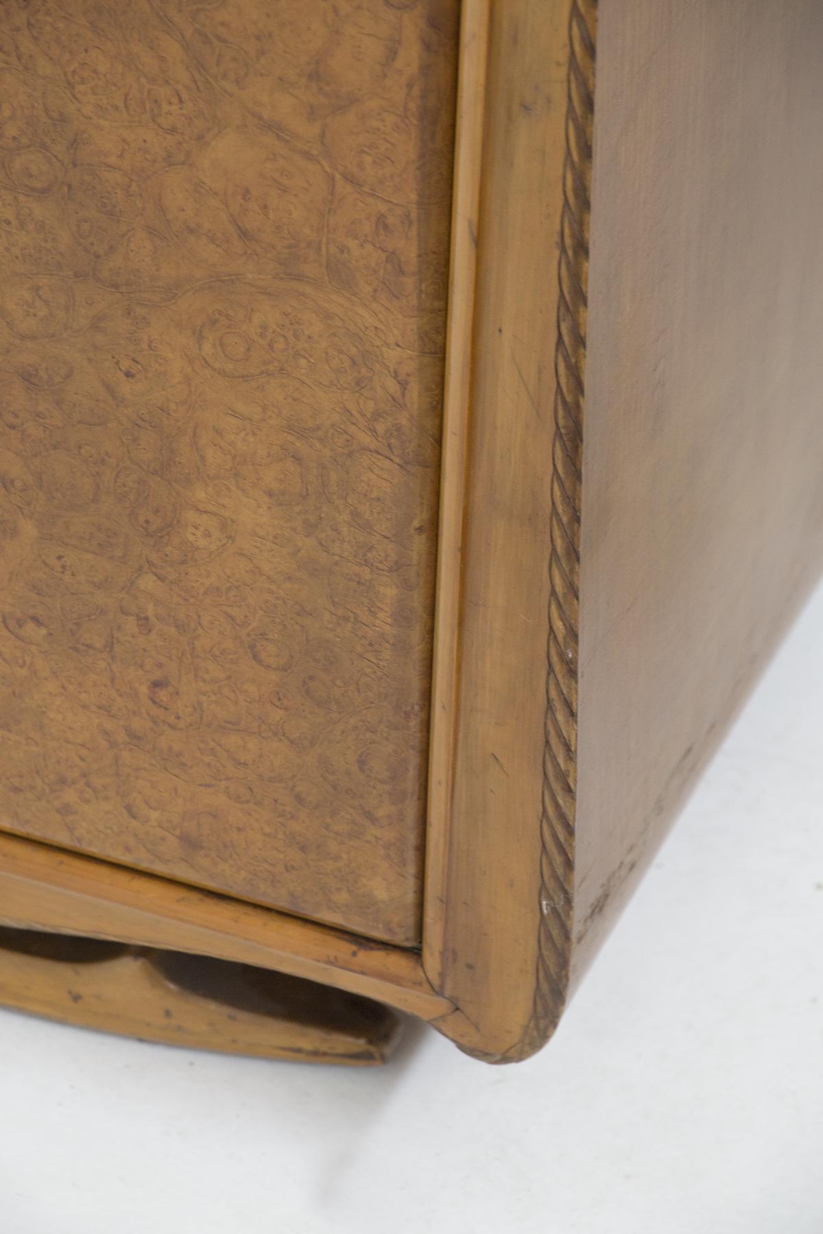 Charmante armoire vintage en bois à 6 portes conçue dans les années 1950 par le grand designer Paolo Buffa, belle fabrication italienne.
L'armoire est entièrement réalisée dans un cadre en bois fin de couleur claire, de forme rectangulaire. Le