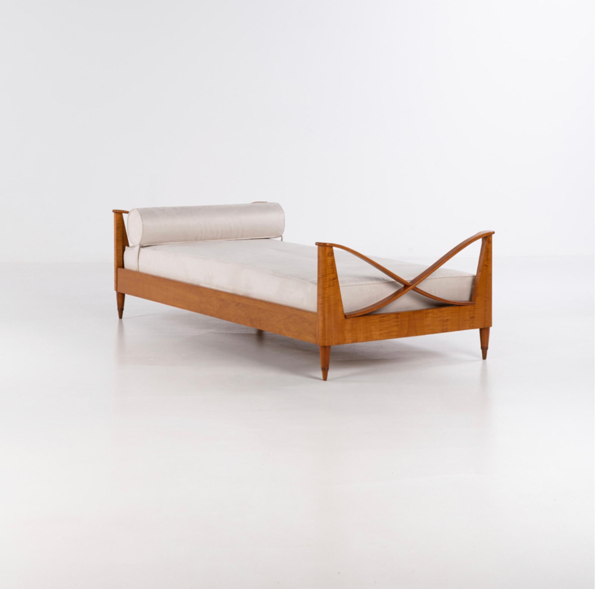 Paolo Buffa (1903-1970) 

Rare et très élégant lit de jour en bois
Noyer verni et tissu 
Modèle créé vers 1940 

H 58 × L 205 × L 95 cm

Paolo Buffa était un designer de meubles italien qui a défini sa propre esthétique de design unique pour devenir