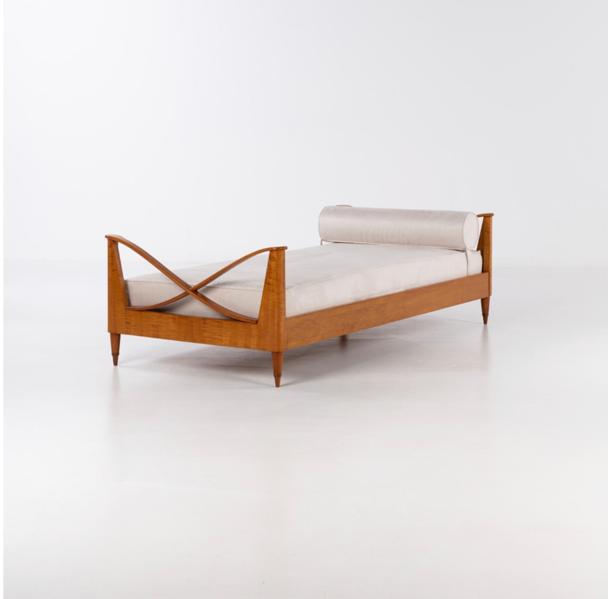 Paolo Buffa, Walnut Daybed, Italy 1940s In Good Condition For Sale In Argelato, BO