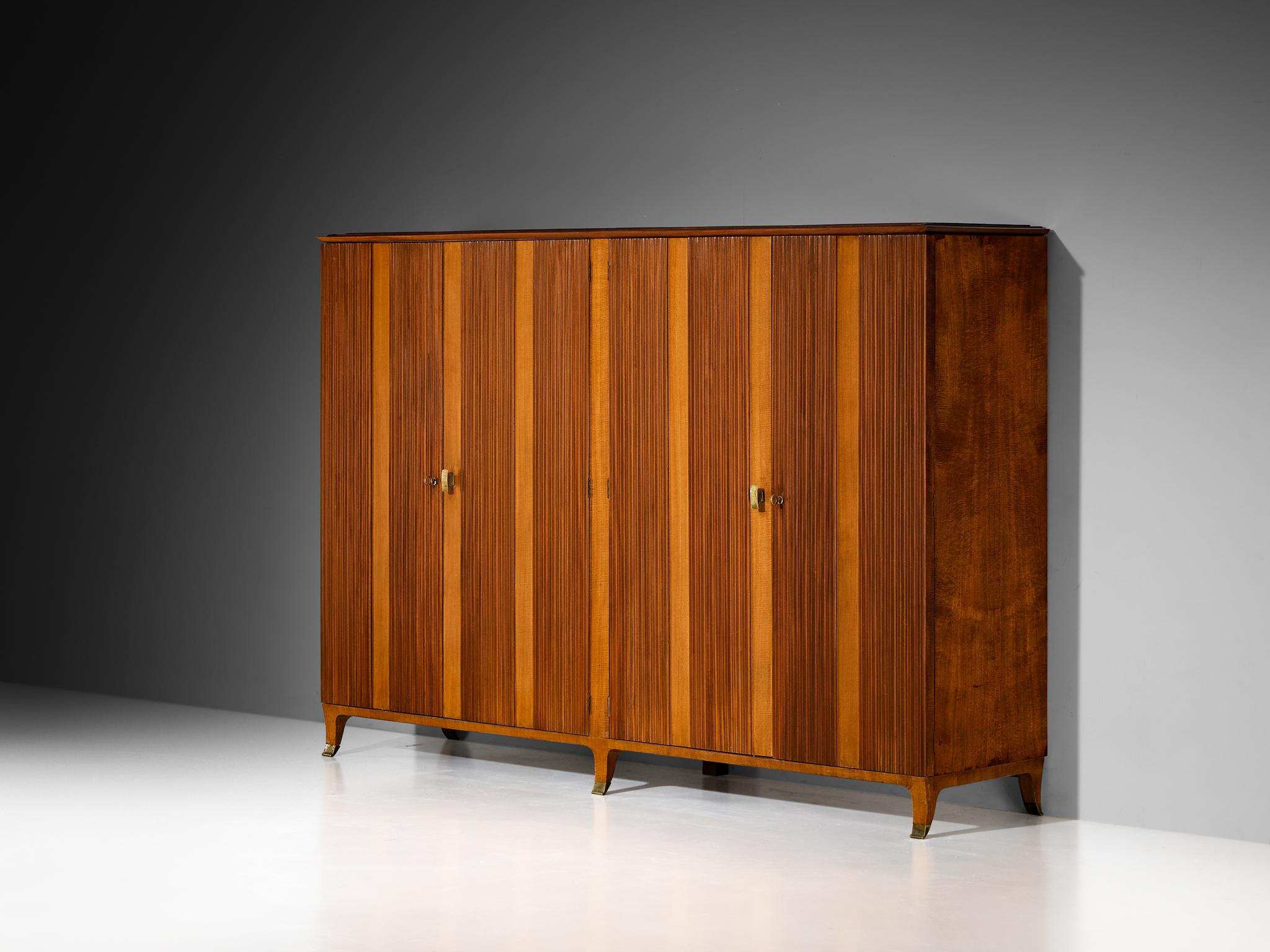 Paolo Buffa, armario o tablero alto, nogal, fresno, haya, latón, cristal espejado, acero, plástico, Italia, años 50 

Elegante y moderno a la vez, este magnífico armario es obra del diseñador italiano Paolo Buffa. El frontal está ejecutado en nogal