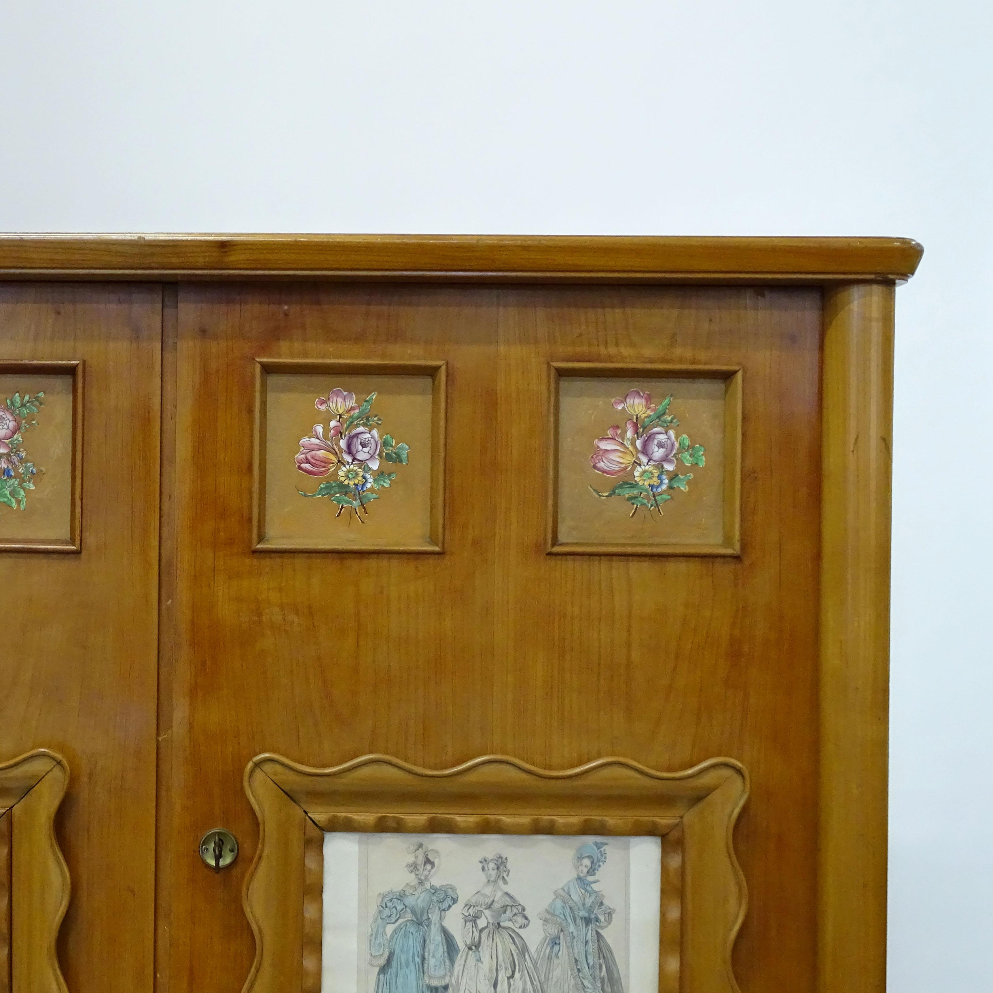 Paolo Buffa Holzschrank mit Blumen, Keramikfliesen und Modedrucken, 1950er Jahre (Moderne der Mitte des Jahrhunderts) im Angebot