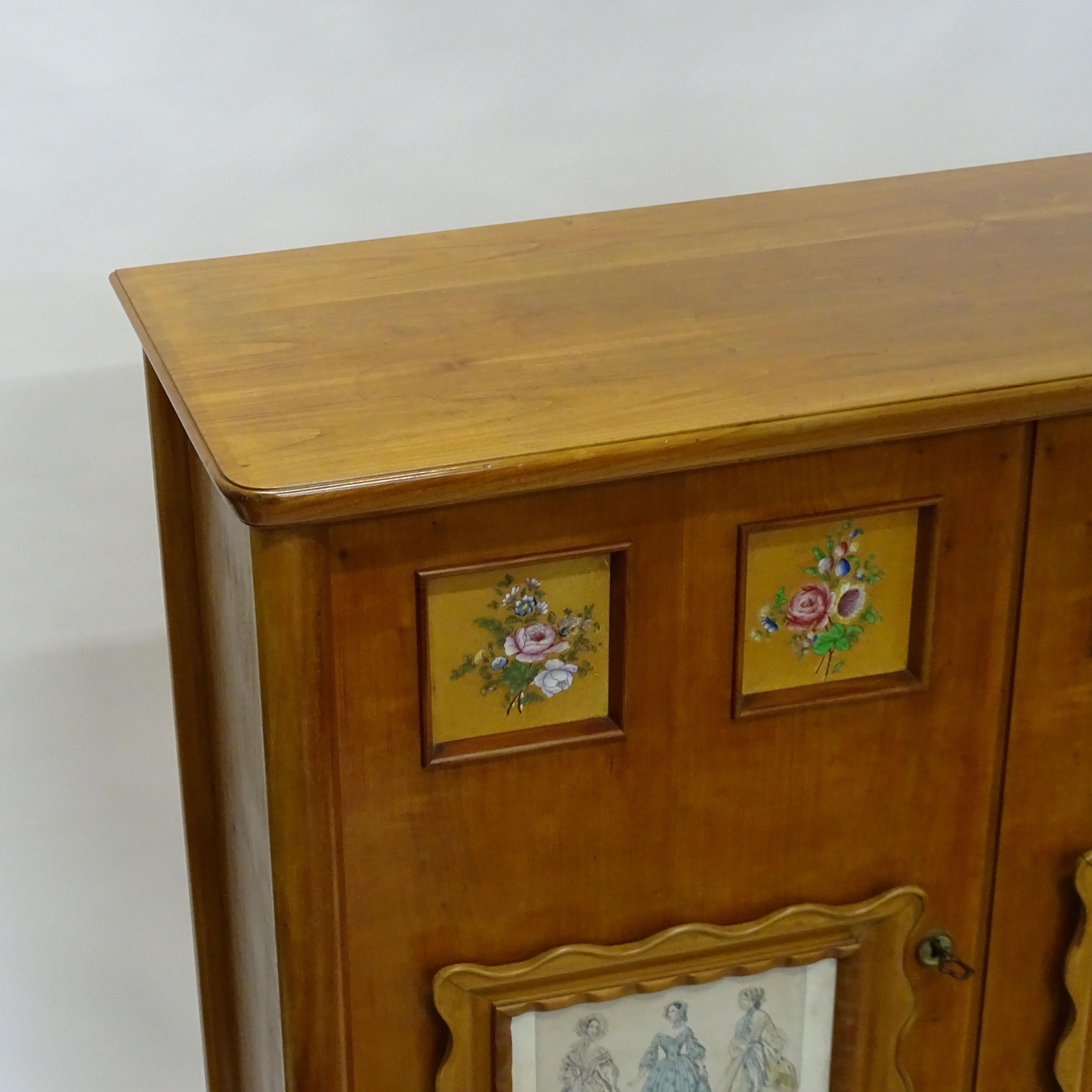 Paolo Buffa Holzschrank mit Blumen, Keramikfliesen und Modedrucken, 1950er Jahre (Italienisch) im Angebot