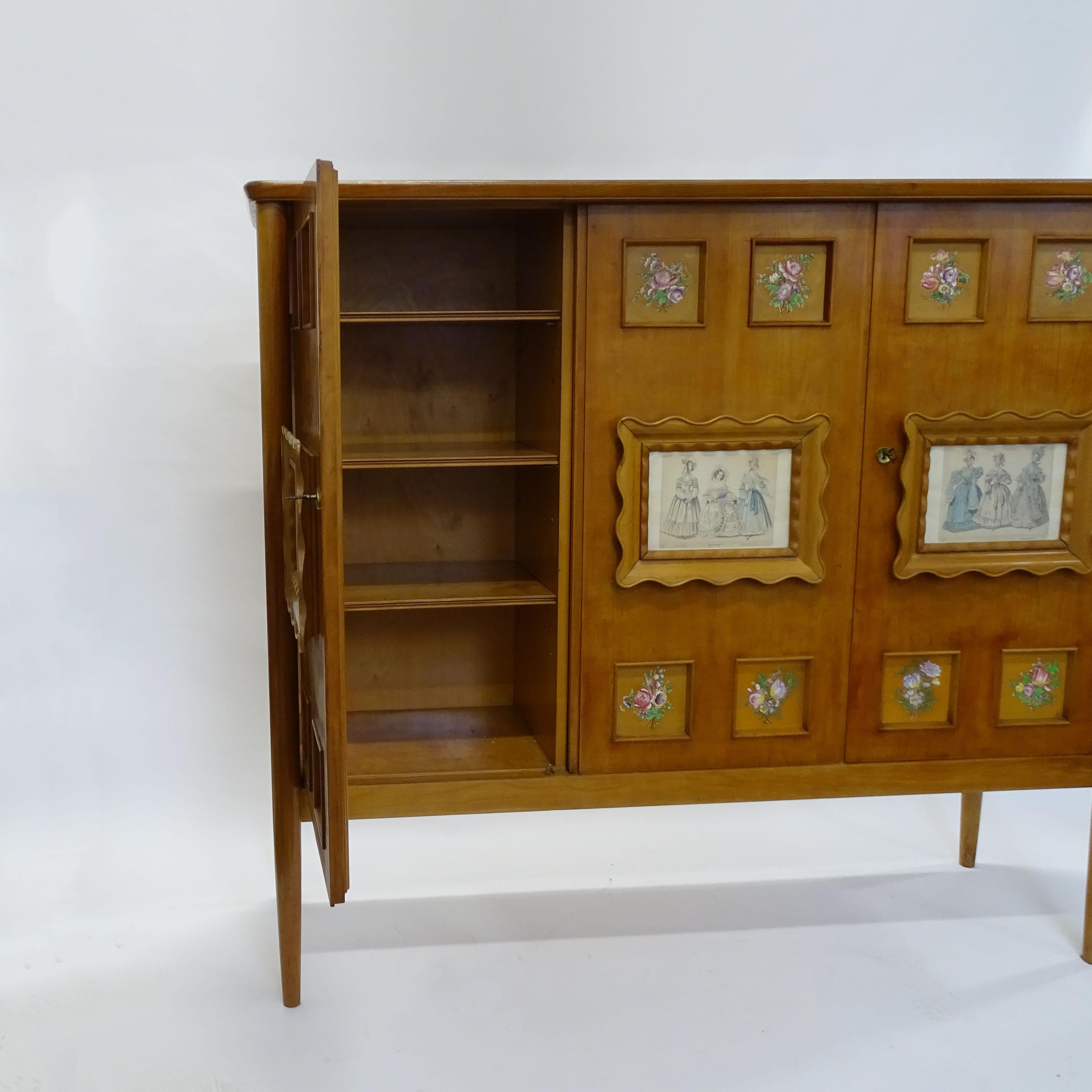 Paolo Buffa Holzschrank mit Blumen, Keramikfliesen und Modedrucken, 1950er Jahre im Zustand „Gut“ im Angebot in Milan, IT
