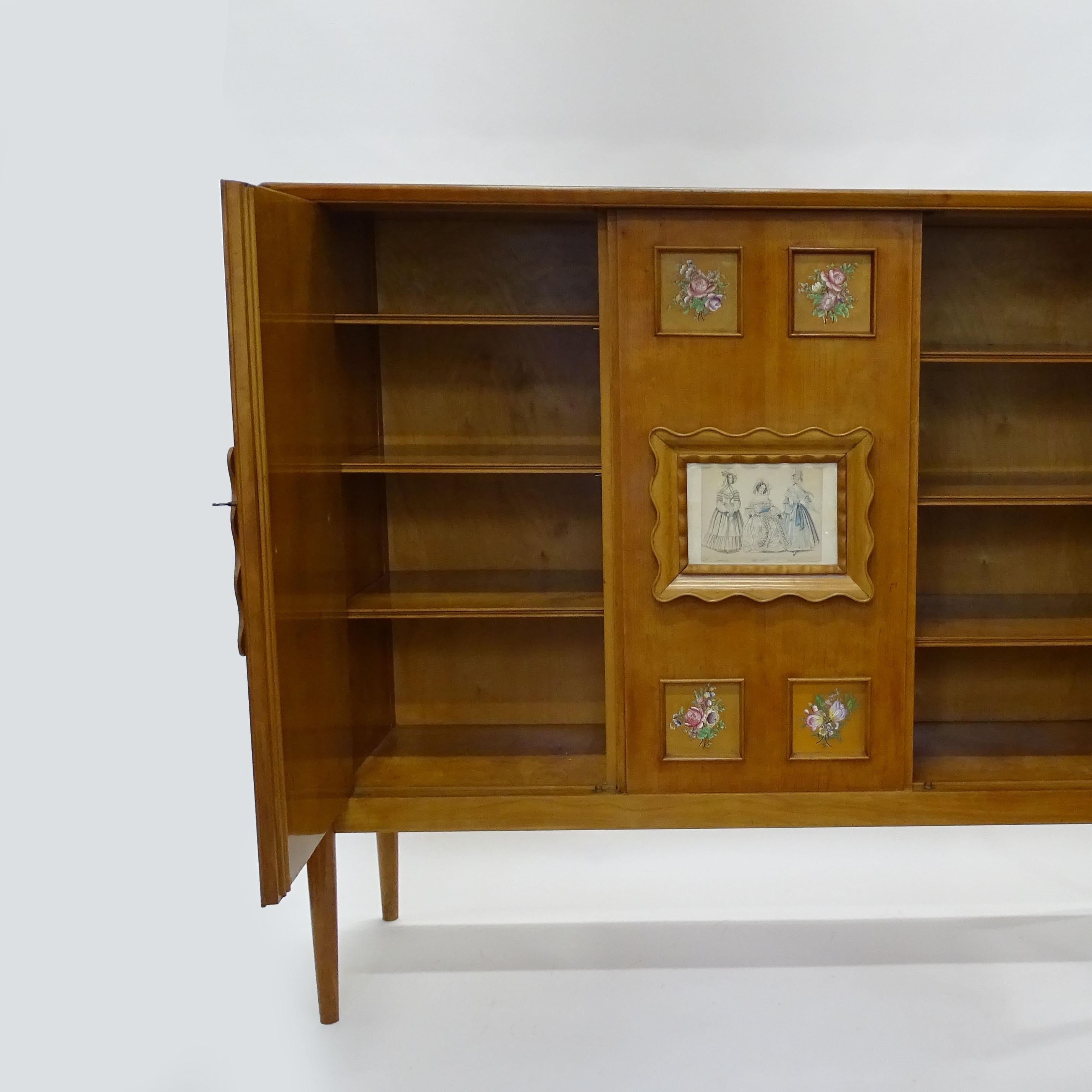 Paolo Buffa Holzschrank mit Blumen, Keramikfliesen und Modedrucken, 1950er Jahre (Mitte des 20. Jahrhunderts) im Angebot
