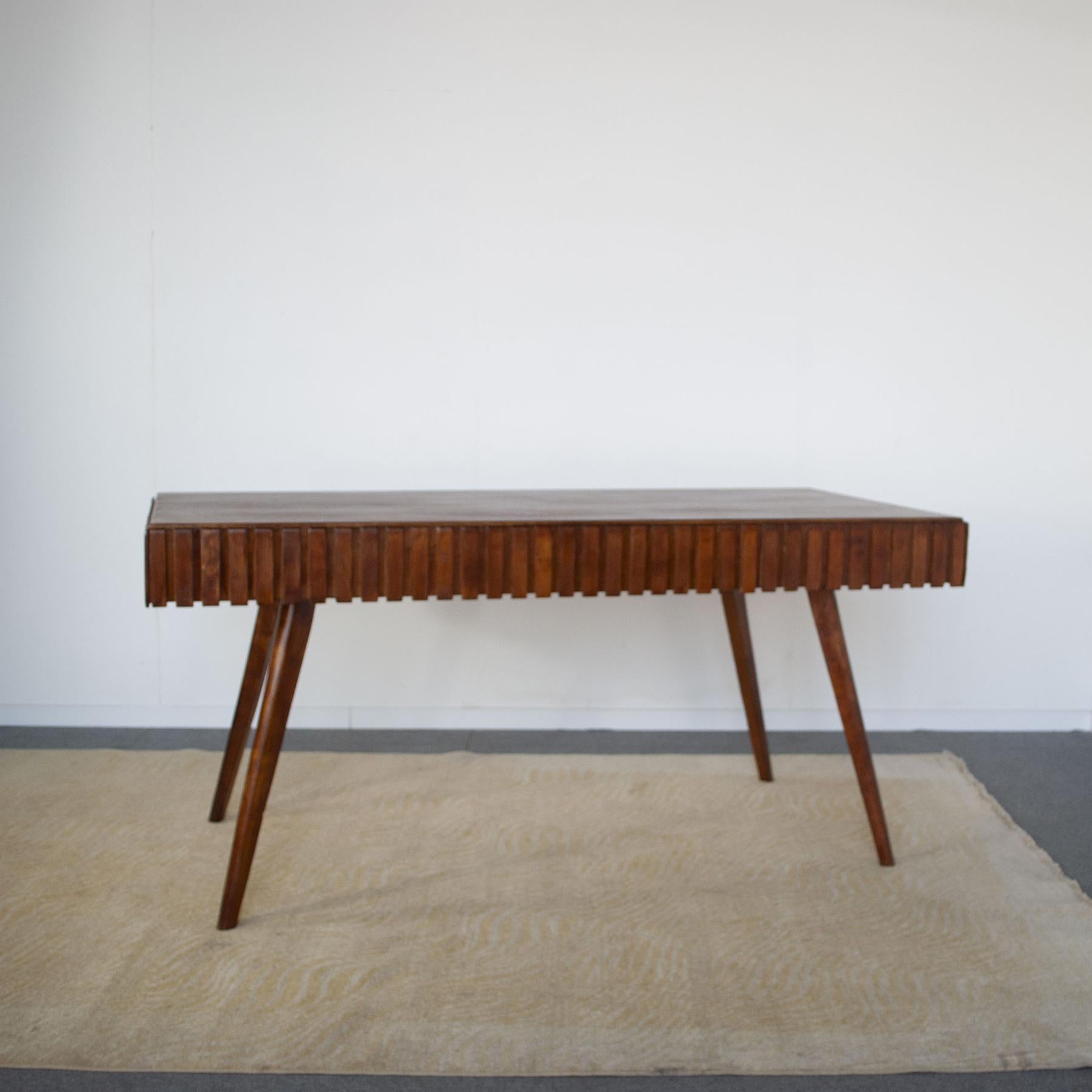 Einfacher, aber eleganter Tisch mit Intarsien und Holzarbeiten, der dem Frühwerk von Paolo Buffa Ende der 1950er Jahre zugeschrieben wird. Der Tisch verfügt über zwei versteckte Schubladen, die nicht nur als Stauraum, sondern auch als Ausziehplatte
