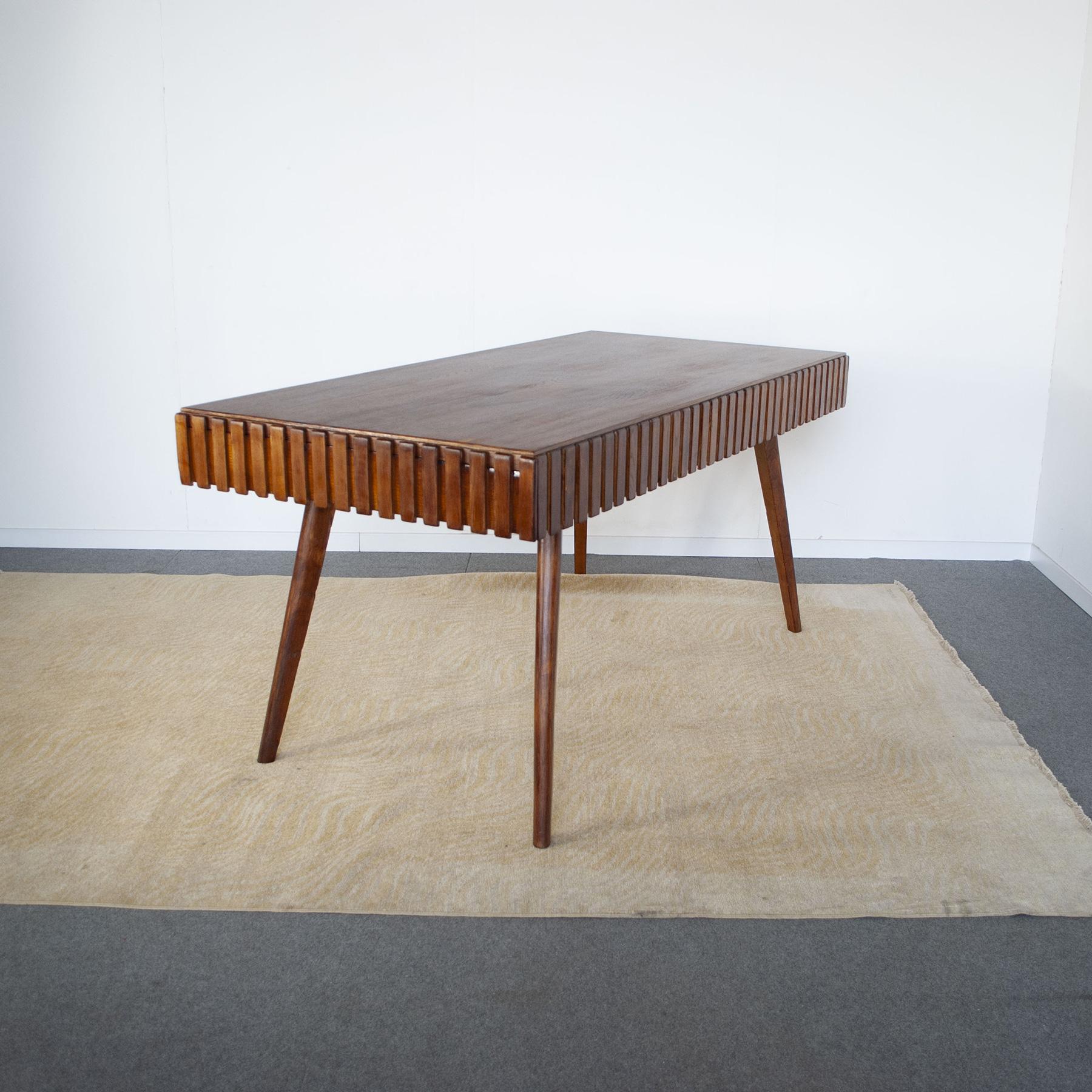 Paolo Buffa Holztisch aus den 1950er Jahren im Zustand „Gut“ im Angebot in bari, IT