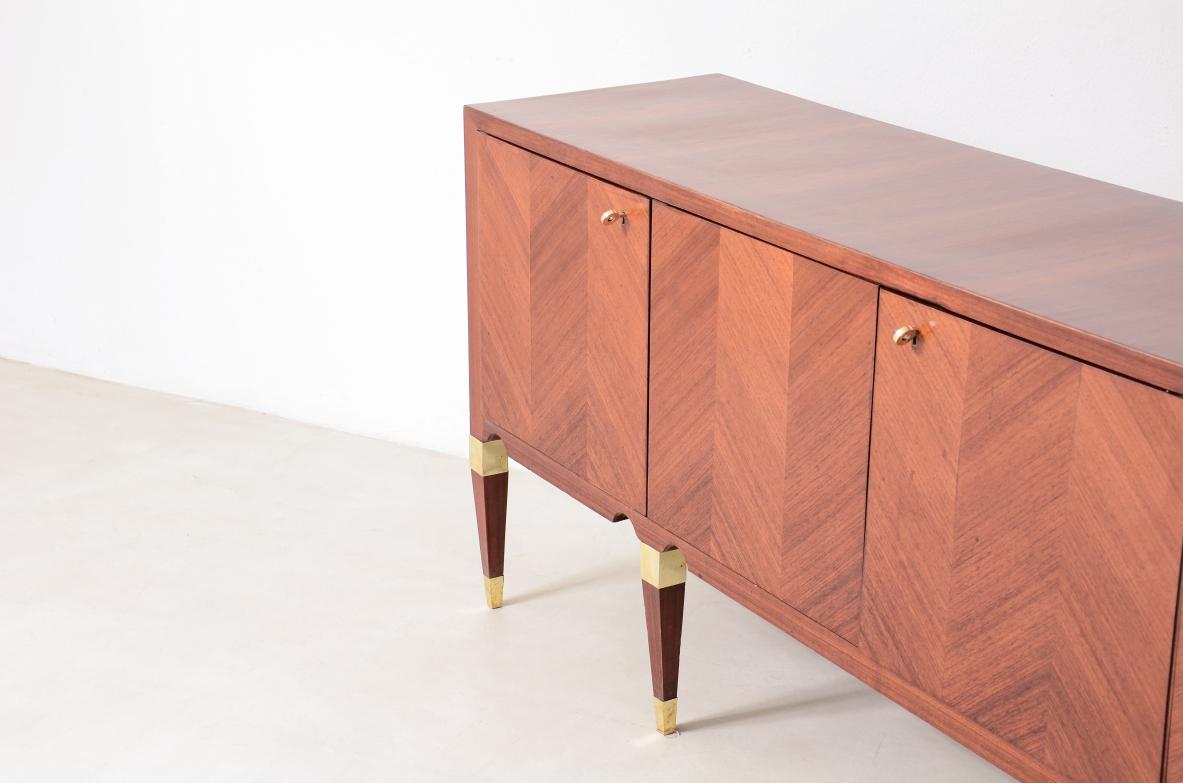 Elegant 4-door walnut cabinet with a herringbone pattern In Excellent Condition For Sale In Milano, IT