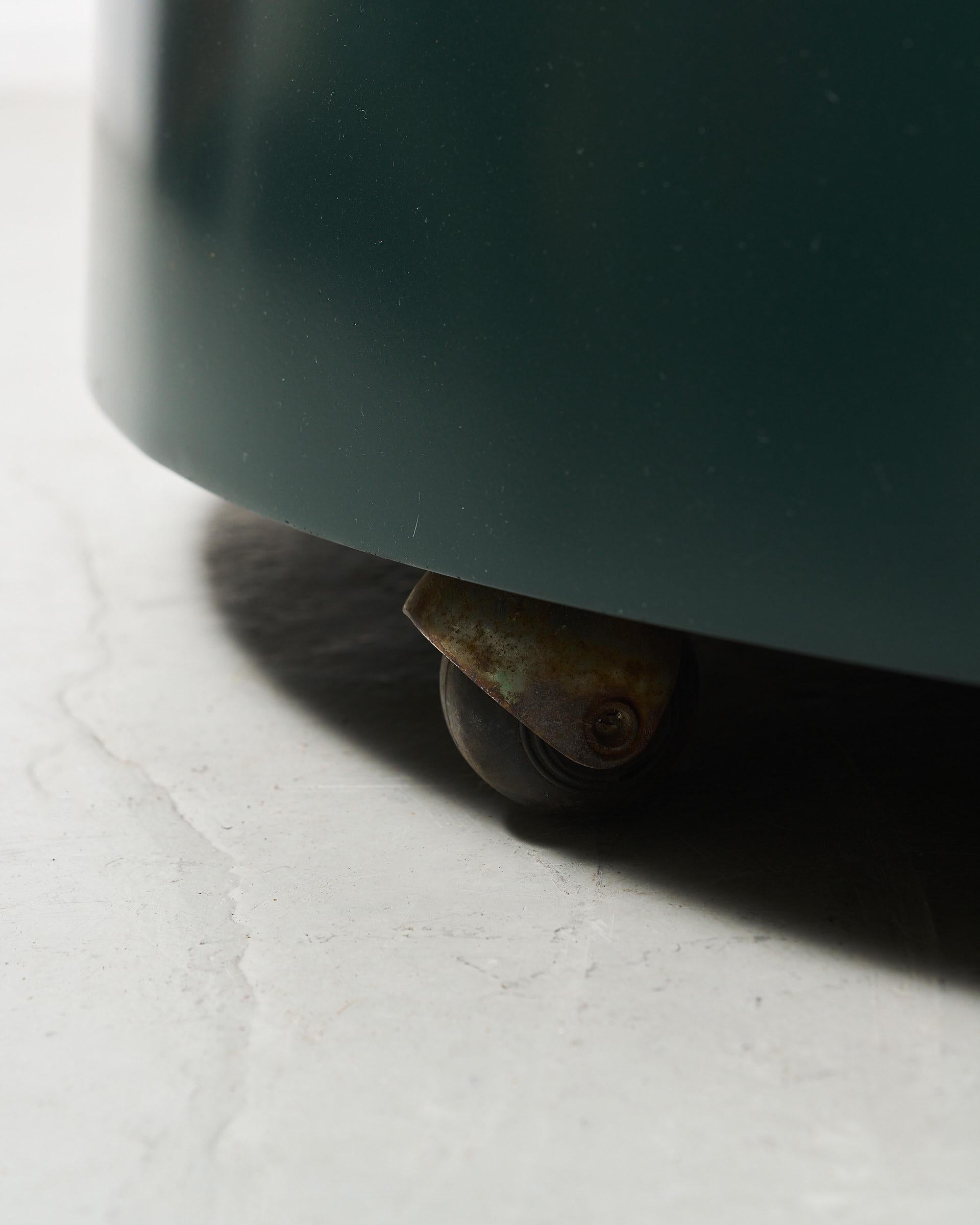 Italian Paolo Caliari green fiberglass “Fioriere” low table For Sale