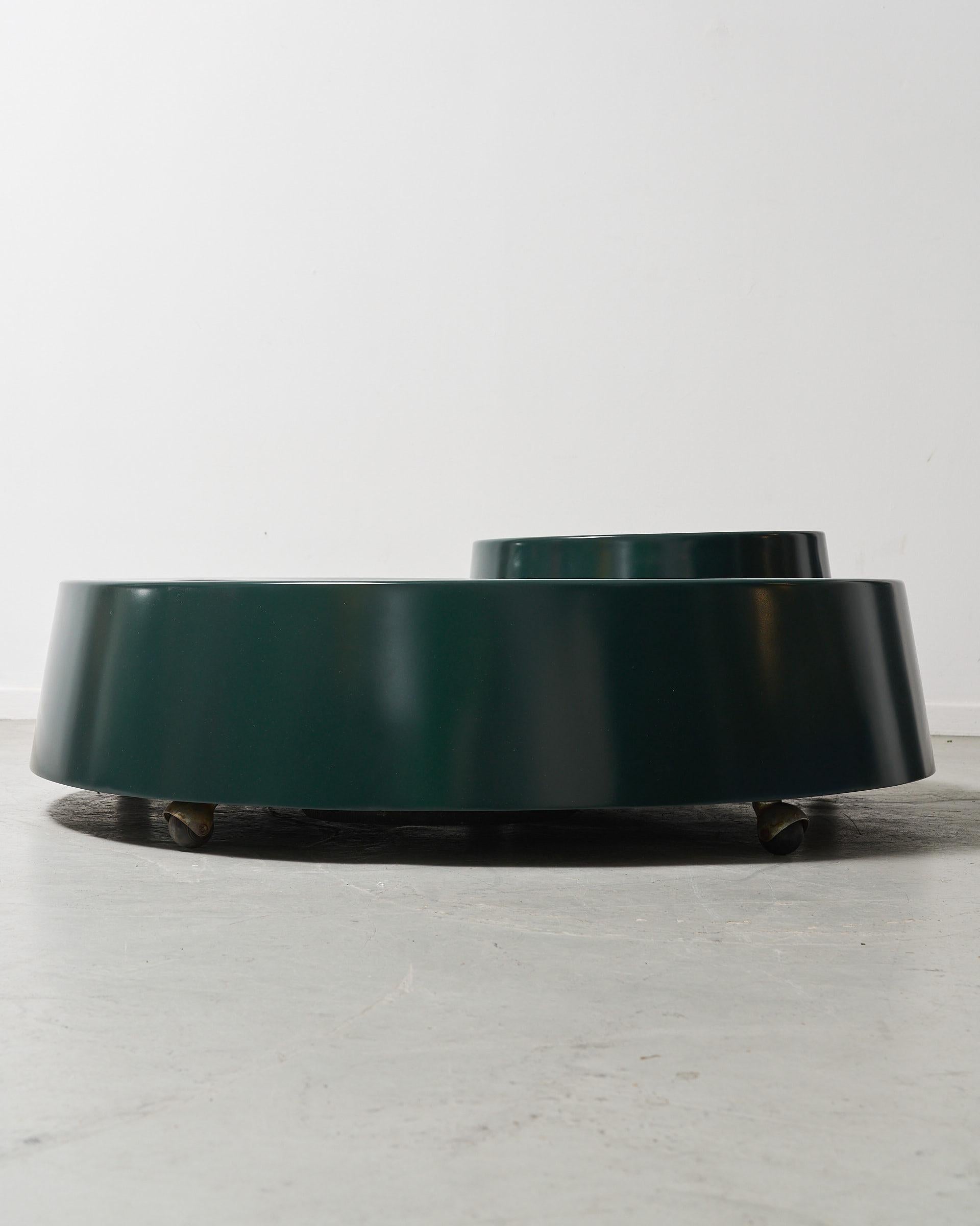 Paolo Caliari green fiberglass “Fioriere” low table In Good Condition For Sale In Brussel, BE
