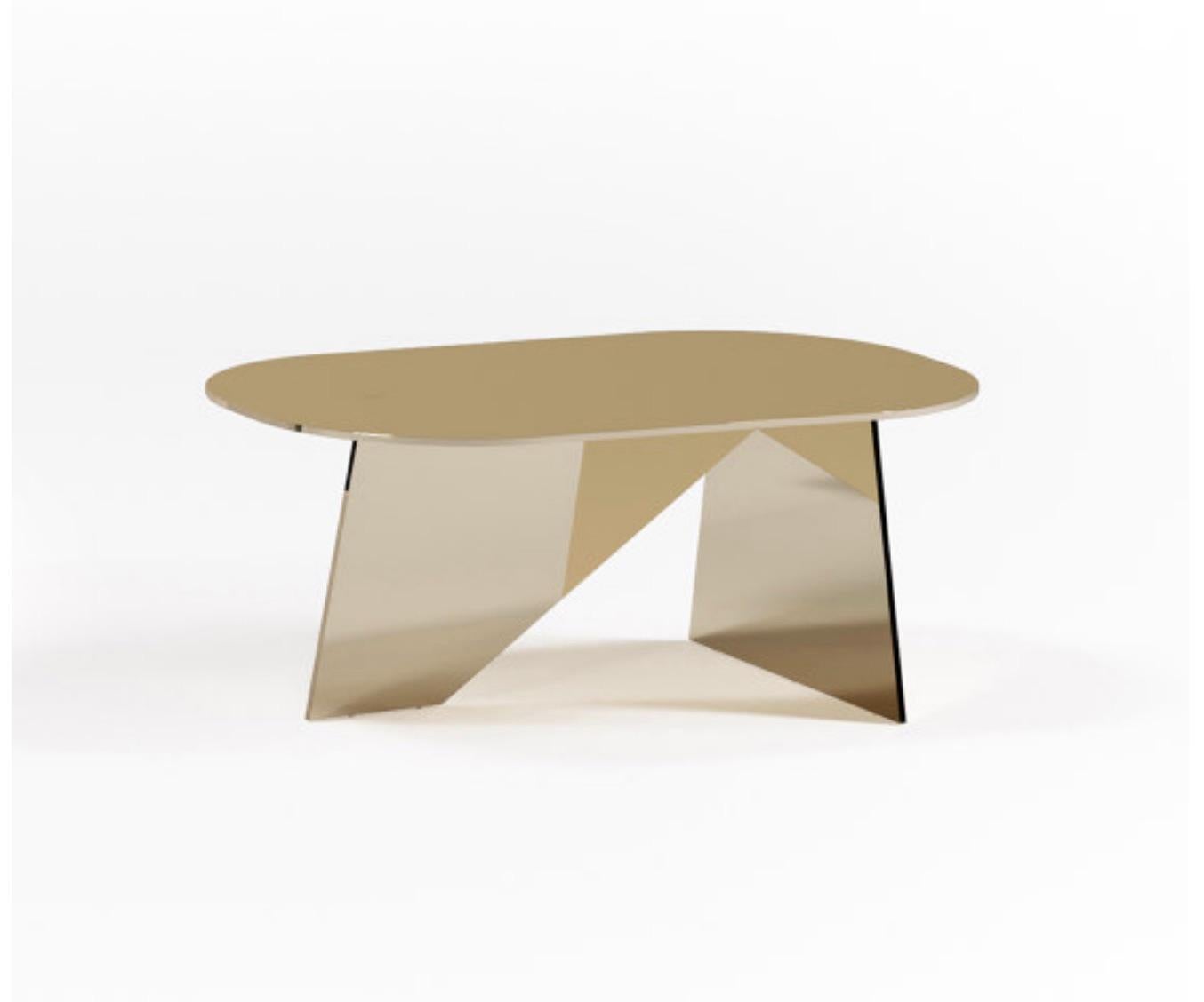 Crafted with meticulous attention to detail, this coffee table is artfully composed of three individual metal sheets, each measuring a substantial 8mm in thickness. These sheets are thoughtfully positioned in an interlocking configuration, creating