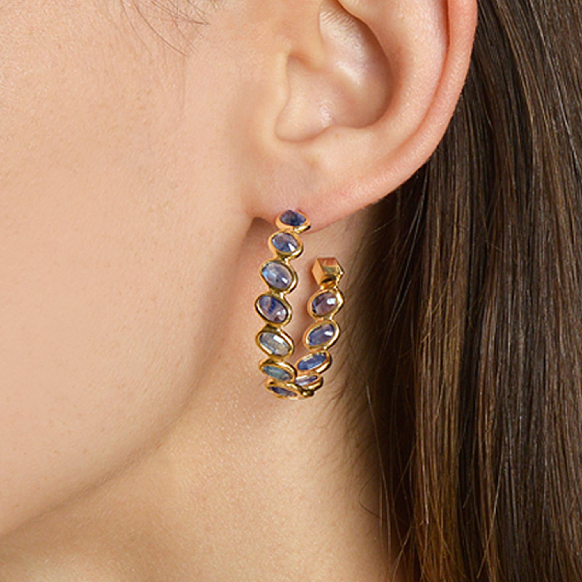 18kt yellow gold Ombré hoop earrings with bezel set multishade oval blue sapphires at 11 o'clock® and signature Brillante® motif, medium.

Reimagined from summers spent at the Tuscan shore, the Ombré collection highlights the diverse hues and