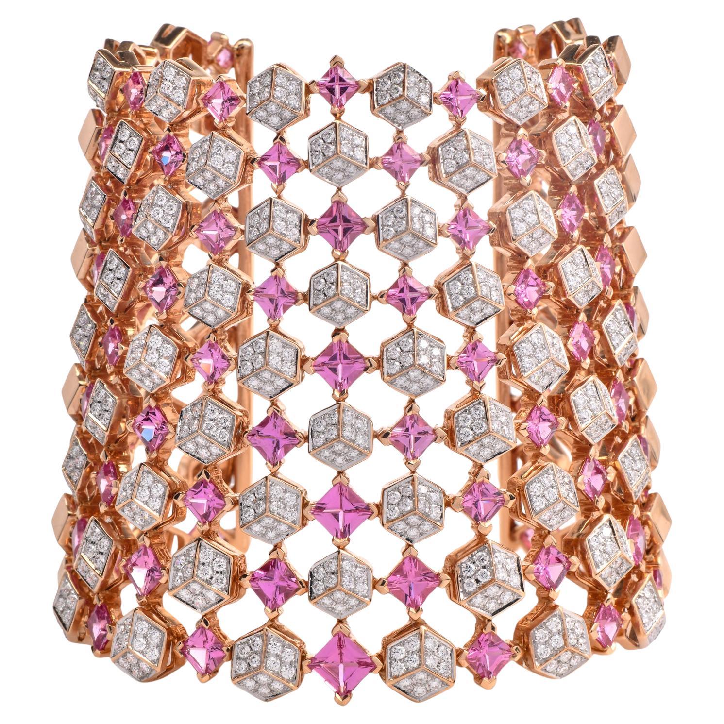 Ce bracelet manchette exquis de Paolo Costagli New York Designer, réalisé en or rose 18 carats, est une superbe pièce d'apparat présentant un large motif ajouré.

Le bracelet est composé de maillons pyramidaux complexes, ornés de saphirs roses