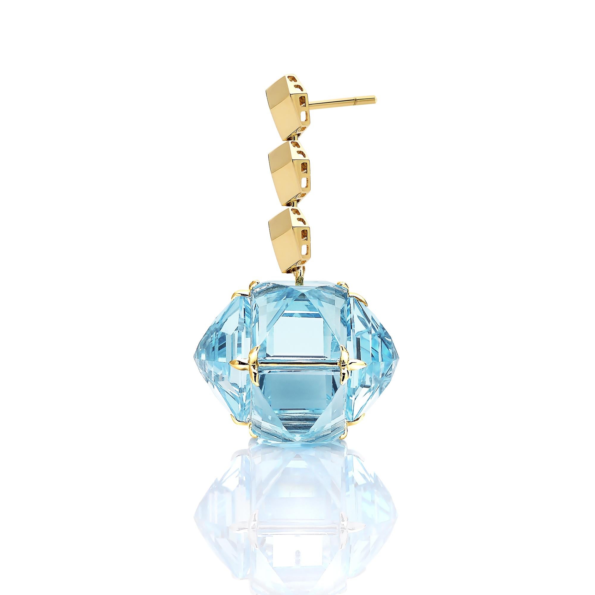 High polish 18 karat yellow gold Brillante earrings paired with reverse-set emerald-cut blue topaz earring pendants from the Very PC collection.

Staying true to Paolo Costagli’s appreciation for modern and clean geometries, the Very PC® collection