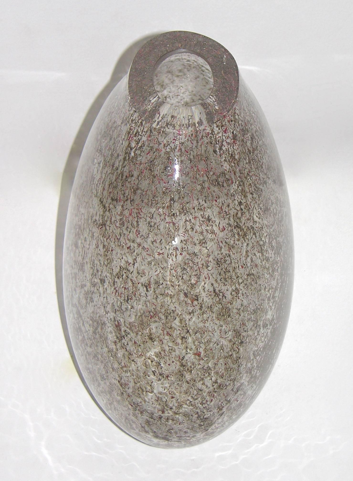 Eine sehr interessante Vase aus mundgeblasenem Murano-Glas, eine Kreation von Paolo Crepax für Le Fablier. Die Textur ist unglaublich dank einer außergewöhnlichen Technik, bei der rote und grüne organische Fäden in das klare, mit Blasen bearbeitete
