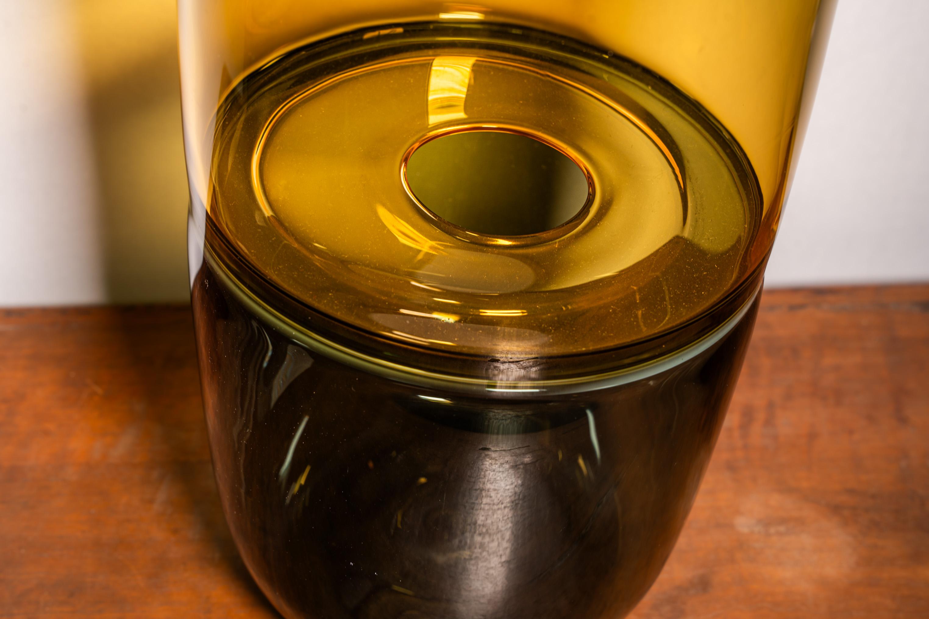 Großer Behälter in Gold- und Blautönen, hergestellt mit Inzaltechnik
Geschaffen und hergestellt von Paolo Crepax, produziert von der Firma Mian in Murano, Venedig