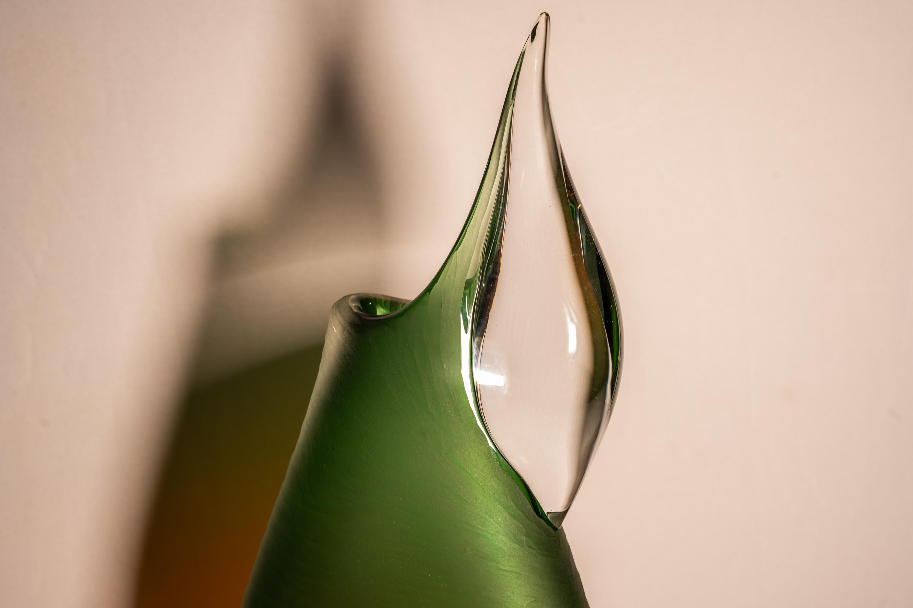 Grande vaso in vetro verde e arancione, con appendice trasparente realizzata con tecnica ad incalmo 
Creato e firmato alla punta da Paolo Crepax, a Murano (Venezia) nei primi anni 2000 