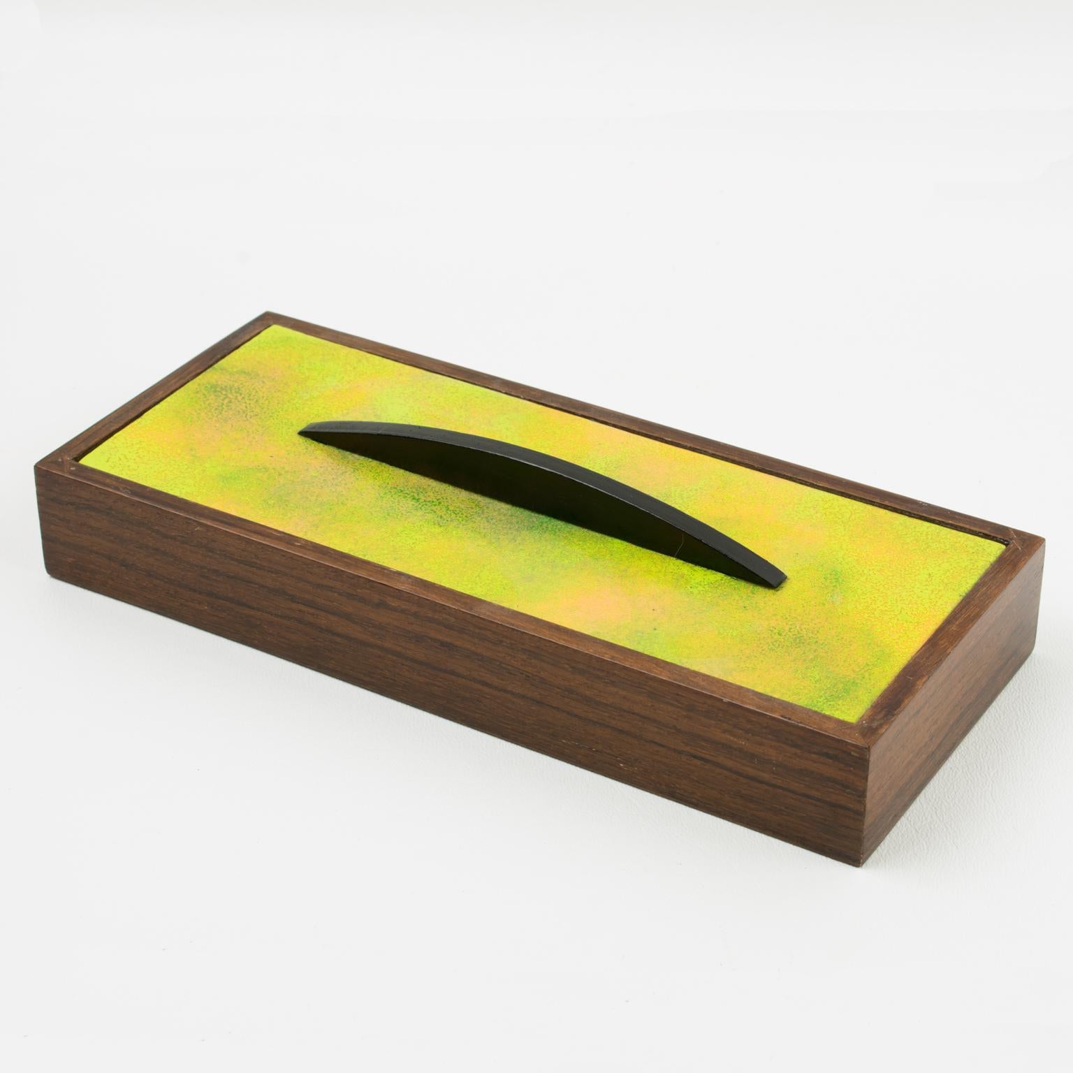 Paolo De Poli, Italia, fabricó esta hermosa caja decorativa con tapa de mediados de siglo, hacia 1950. Este diseño suele atribuirse a Gio Ponti. La forma rectangular plana con base de madera tiene una tapa esmaltada sobre cobre y un remate de madera