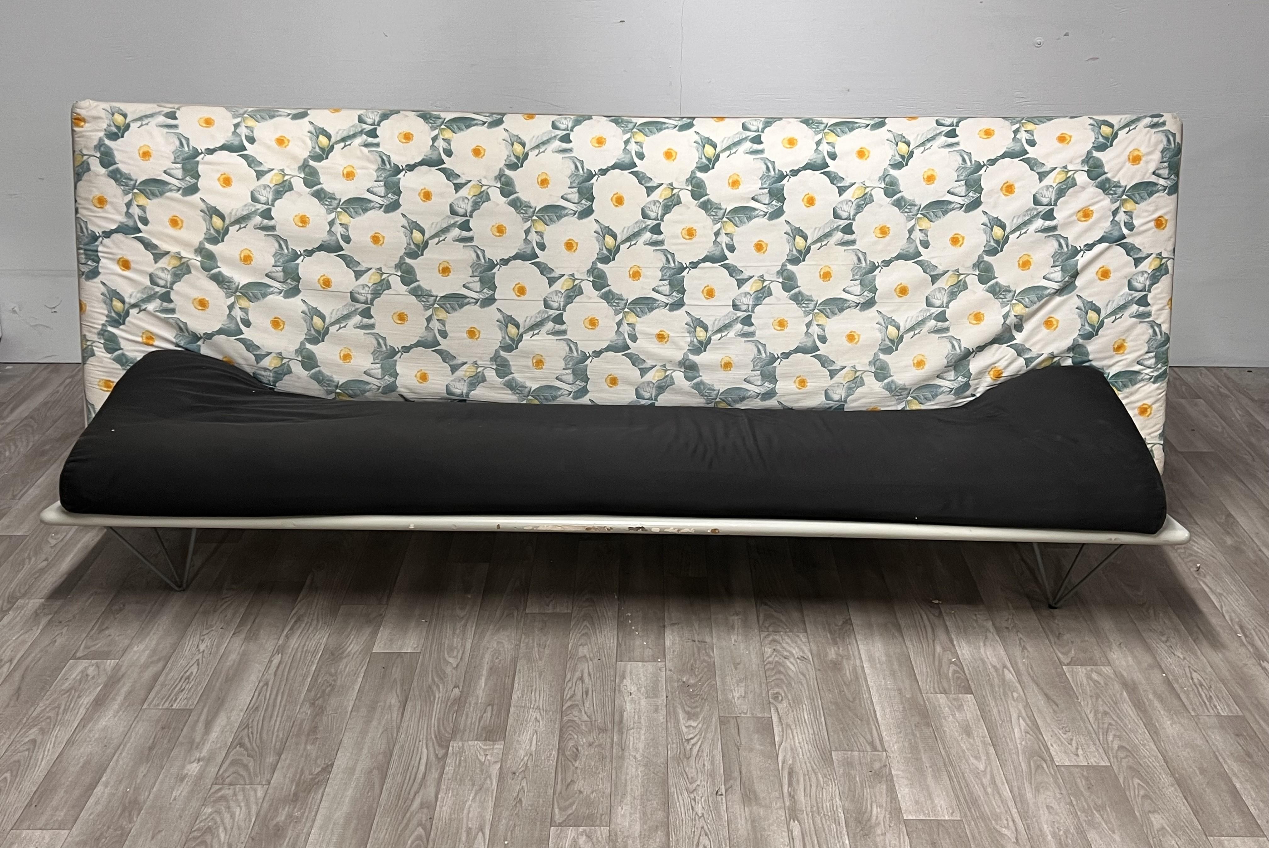 Divano Paolo Doganello Modello Squash legno laccato e metallo, tessuto imbottito
Fabbricazione Driade
Condit Fair, alcuni segni di usura e di utilizzo sulla base. 
Coppia disponibile