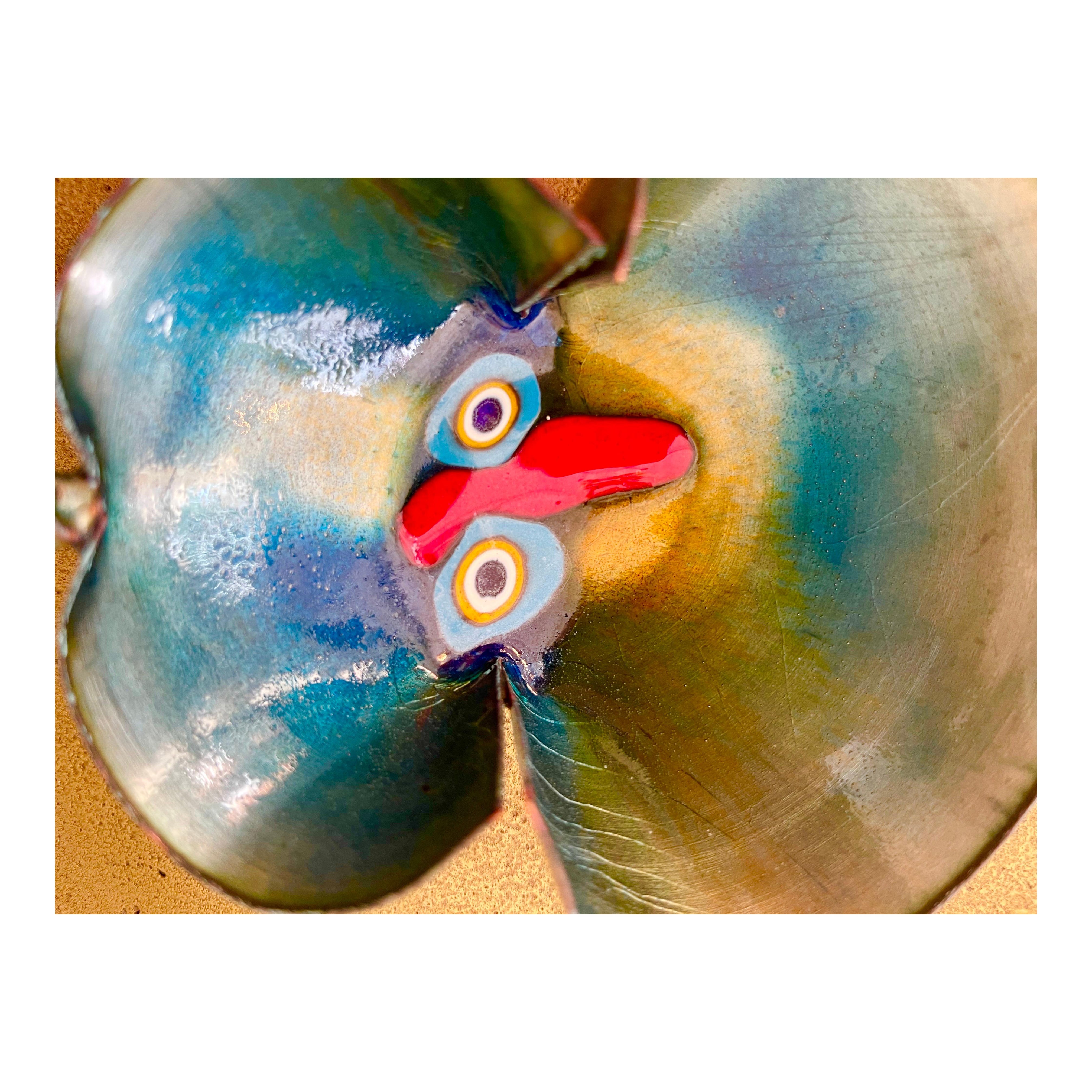 Ce magnifique bol en cuivre émaillé, attribué au célèbre designer italien Paolo De Poli, témoigne de l'art vibrant caractéristique de l'ère moderne du milieu du siècle dernier. Le bol présente une texture captivante, martelée à la main, avec un