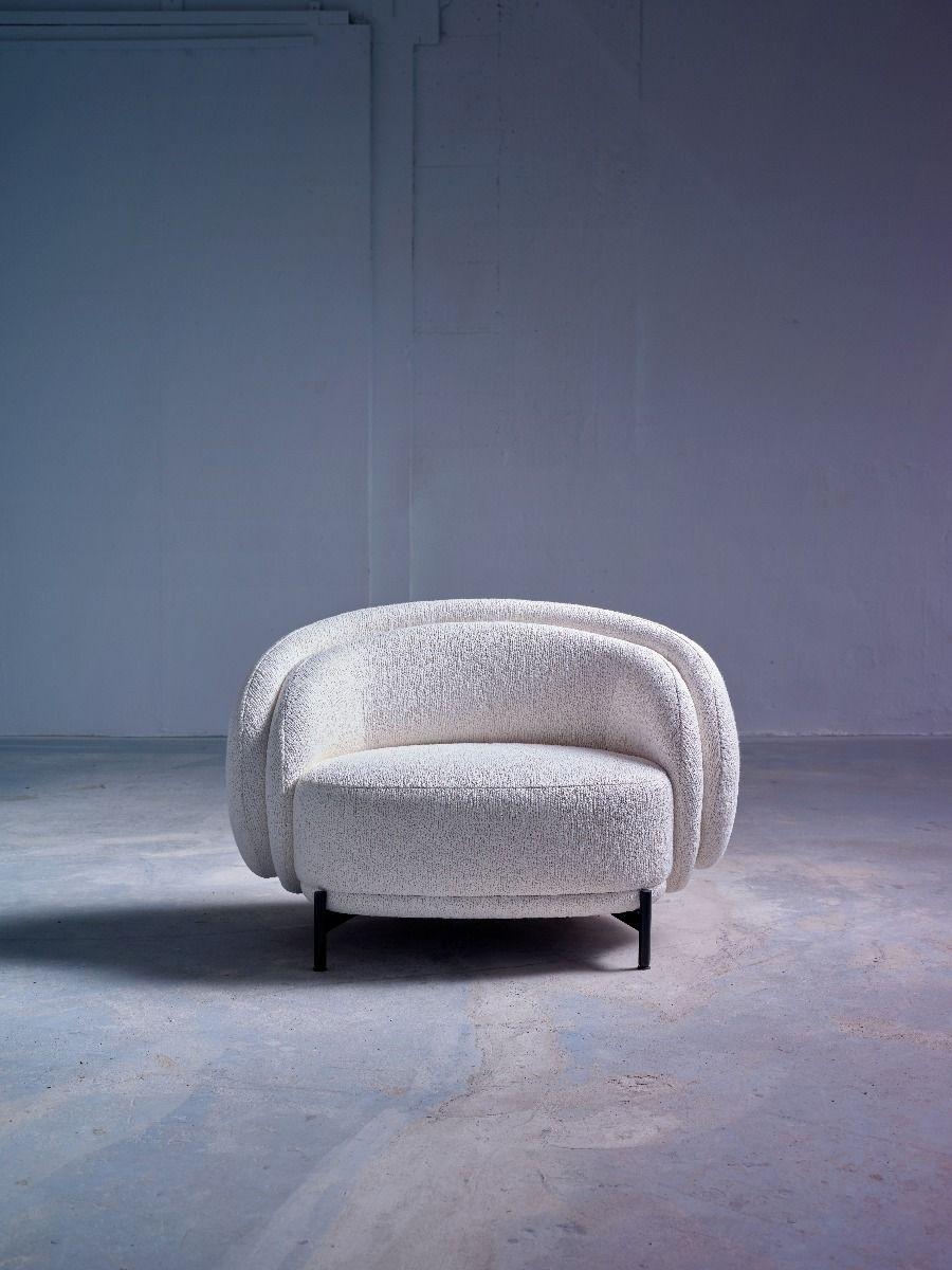 Chaise longue sculpturale à dossier bas, présentée ici dans un revêtement en laine blanche.

MATERIALS
Montré dans une tapisserie en laine
Métal noir mat

MESURES
40,5 