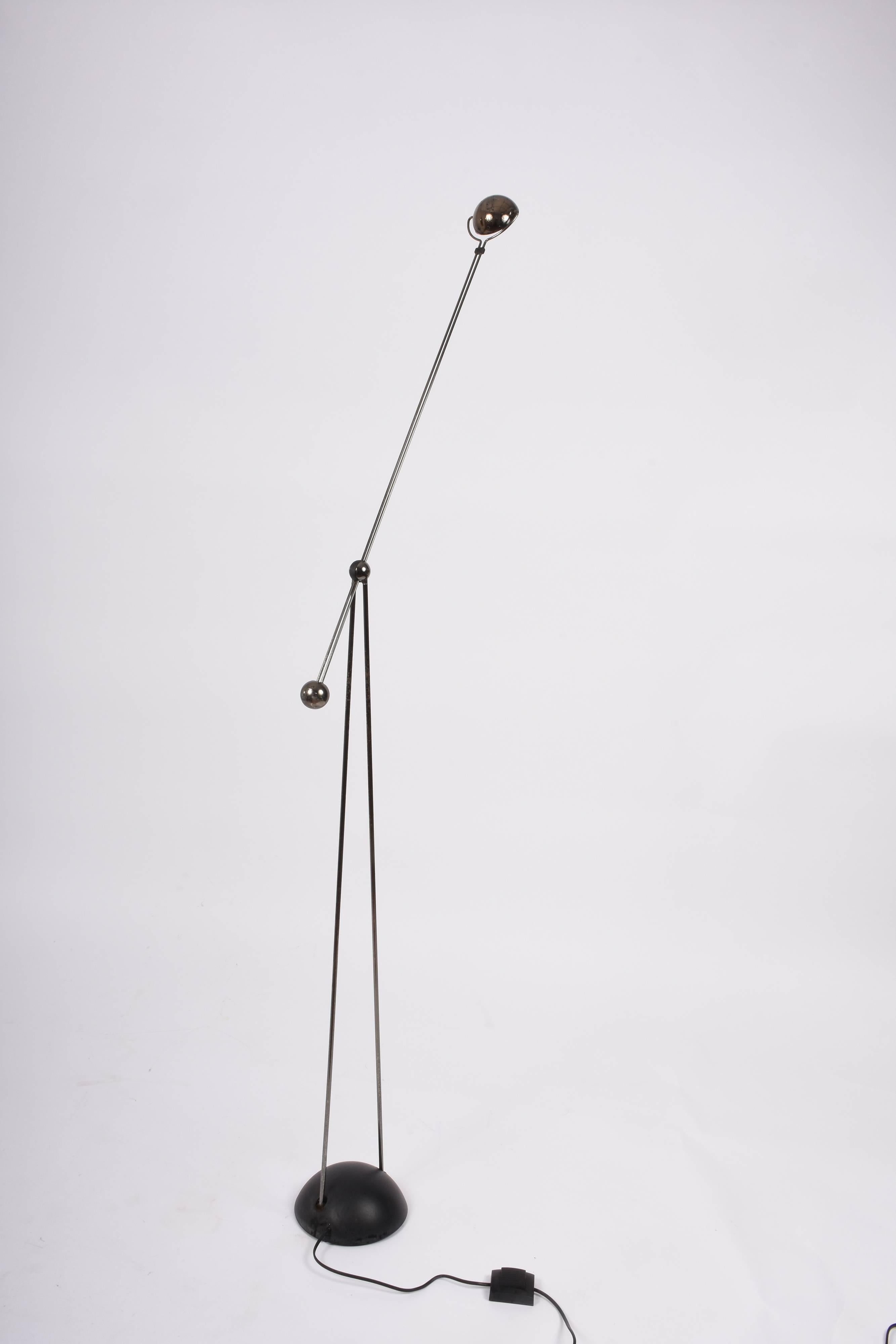 Midcentury metal floor lamp, designed by Paolo Francesco Piva for Stefano Cevoli in the 1980s.

This Minimalist, modern, tall and elegant counterweight halogen floor and wall lamp was designed in 1983 and is a rare example of elegance and