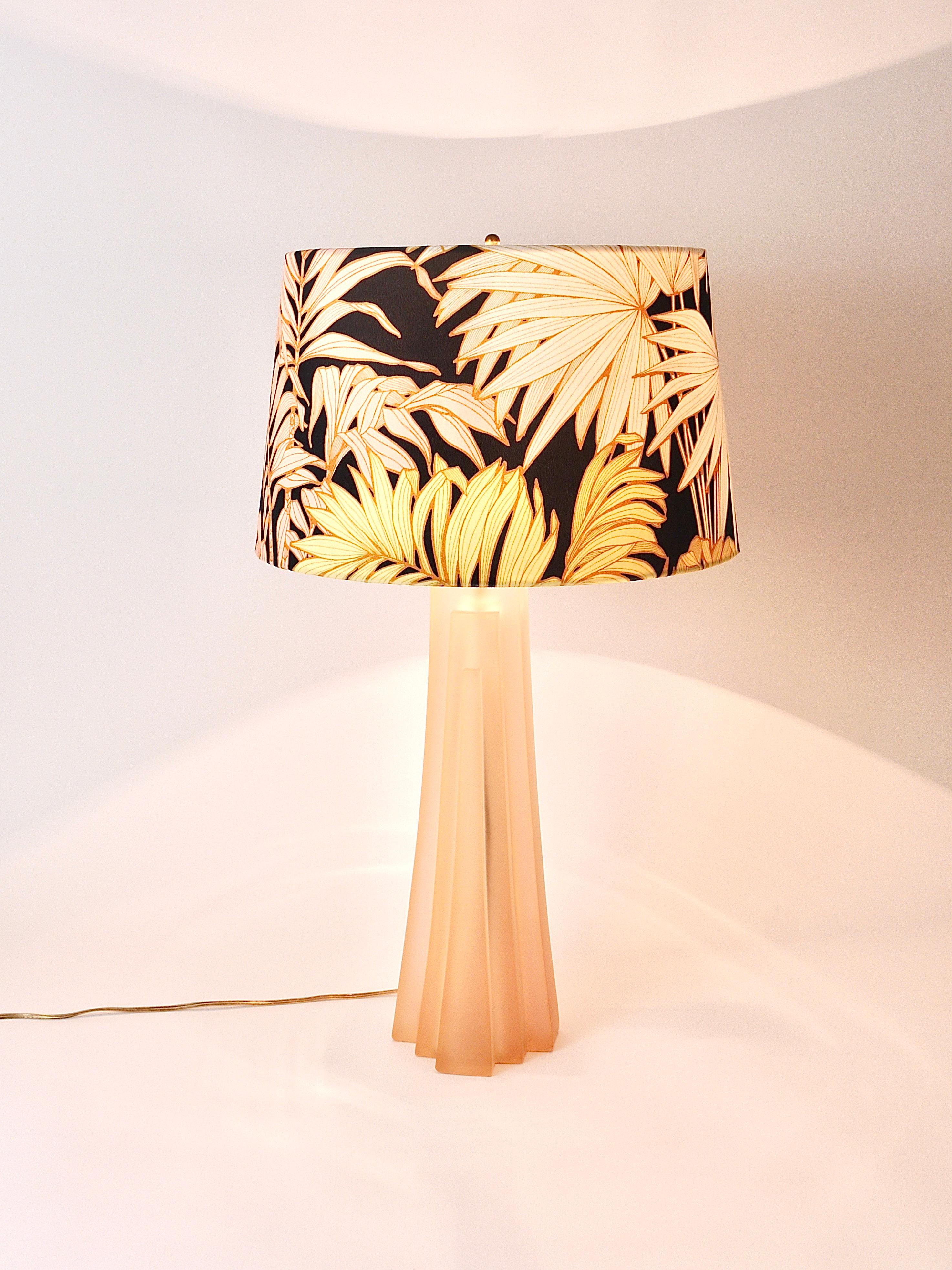 A beautiful architectural Art Deco style Hollywood Regency skyscraper table or side lamp from the 1980s, designed and signed by Paolo Gucci. It has a base made of translucent resin and a wonderful lampshade, refurbished with a premium floral leaf