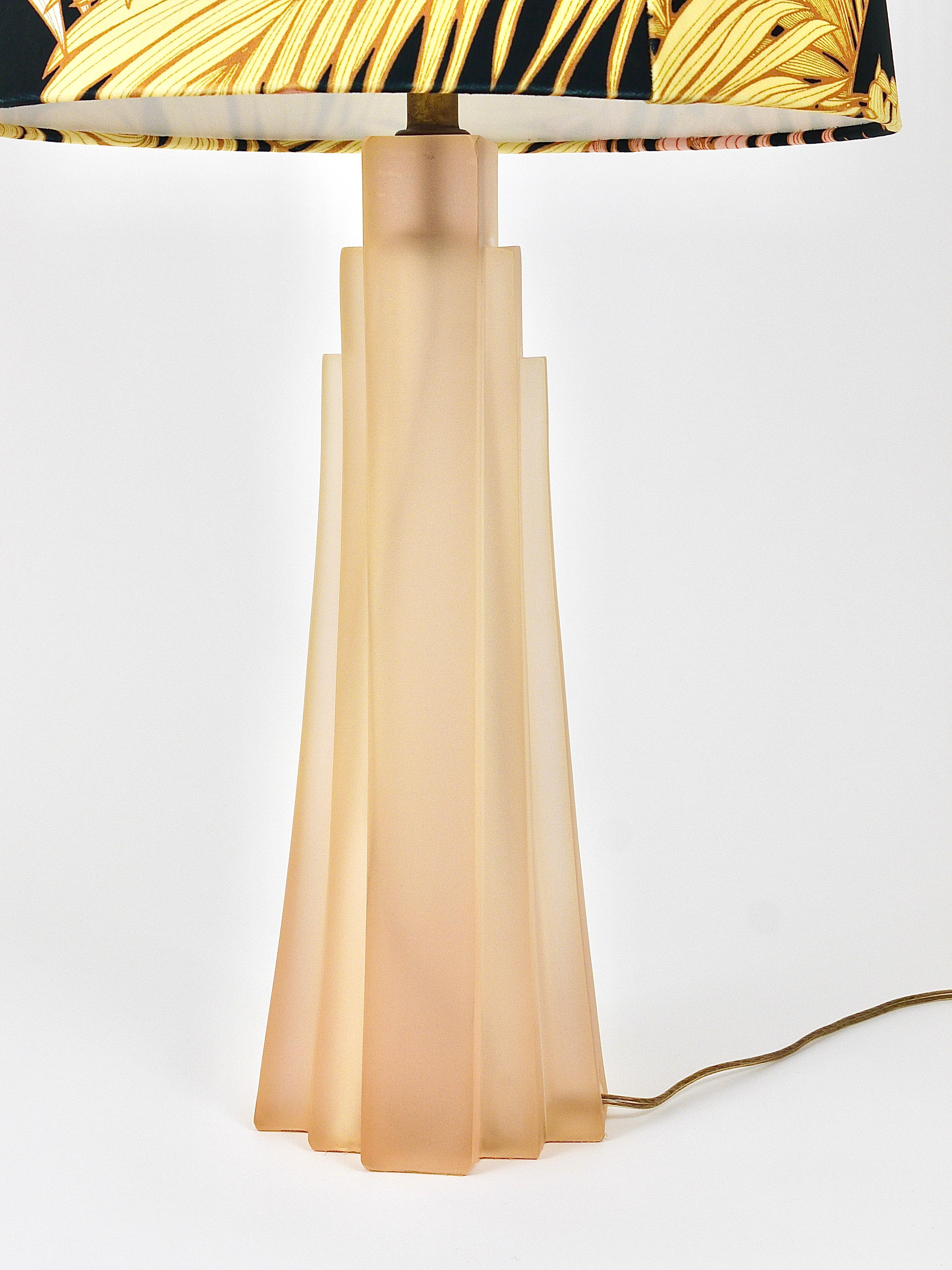 Paolo Gucci Art-déco-Wolkenkratzer-Tischlampe, Lucite, Messing, Samt, Italien, 1980er Jahre im Angebot 14