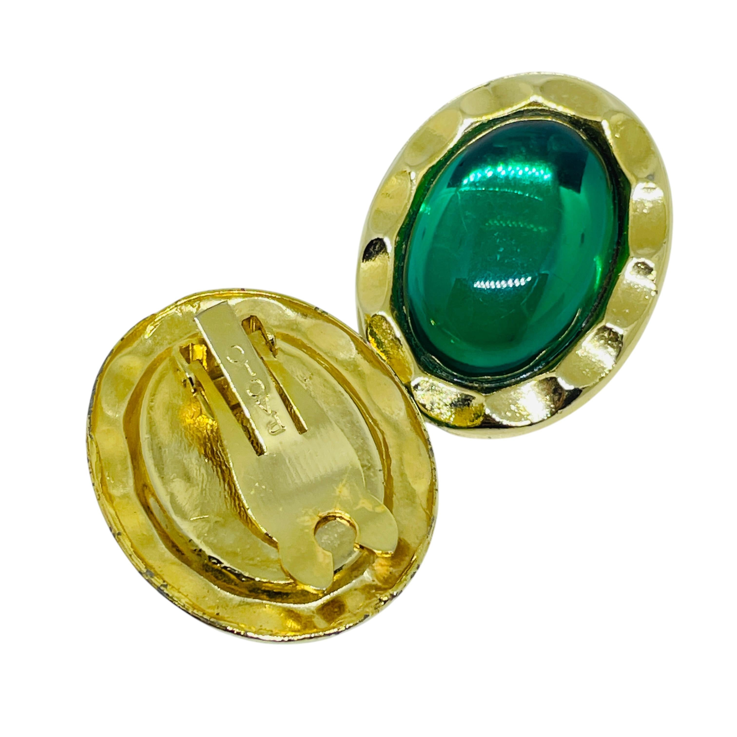 PAOLO GUCCI signiert Vintage Gold Ton Smaragd grün Glas Designer Clip auf Ohrring im Zustand „Gut“ im Angebot in Palos Hills, IL