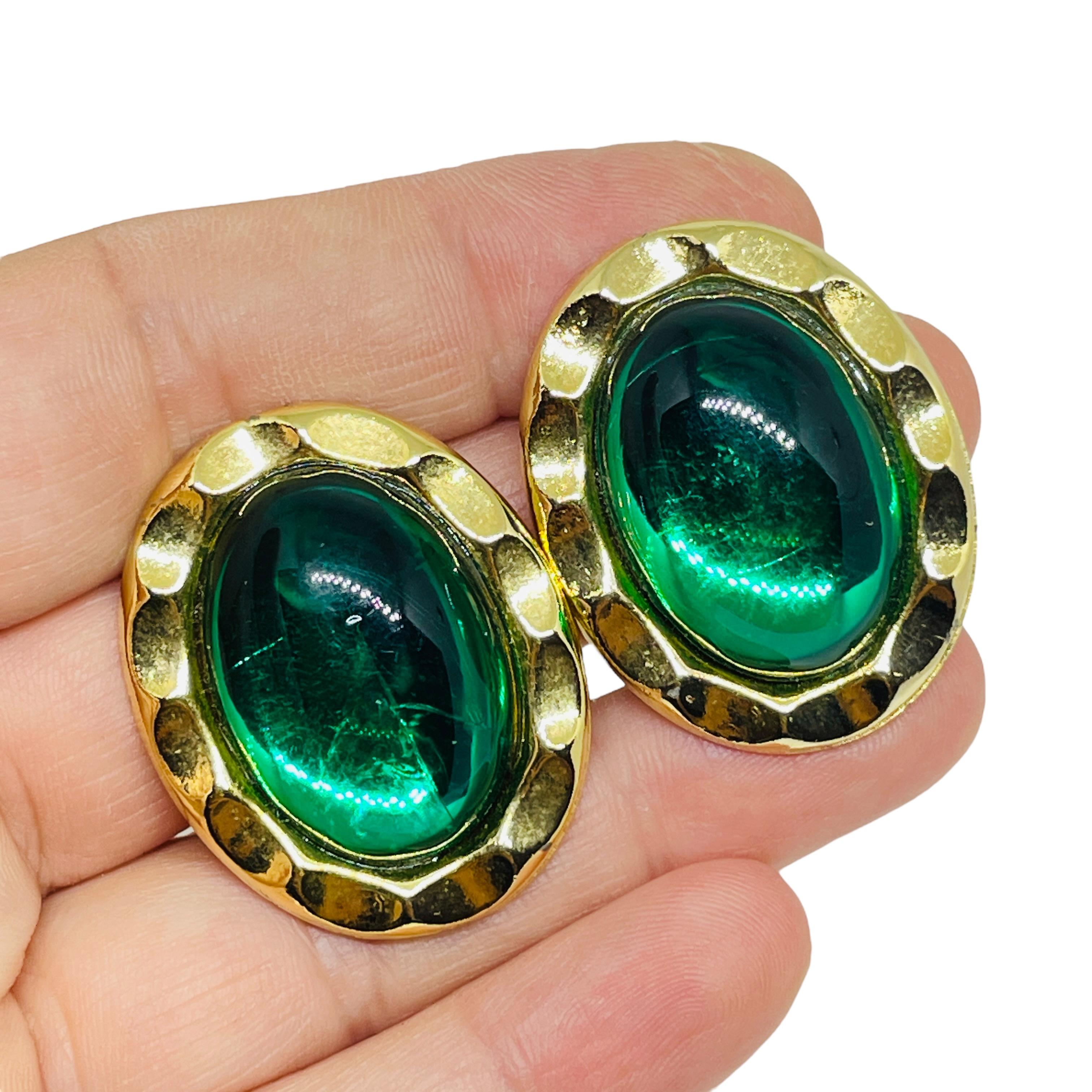 PAOLO GUCCI signiert Vintage Gold Ton Smaragd grün Glas Designer Clip auf Ohrring Damen im Angebot