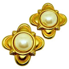 PAOLO GUCCI signed vintage gold tone pearl massive designer runway clip earrings
