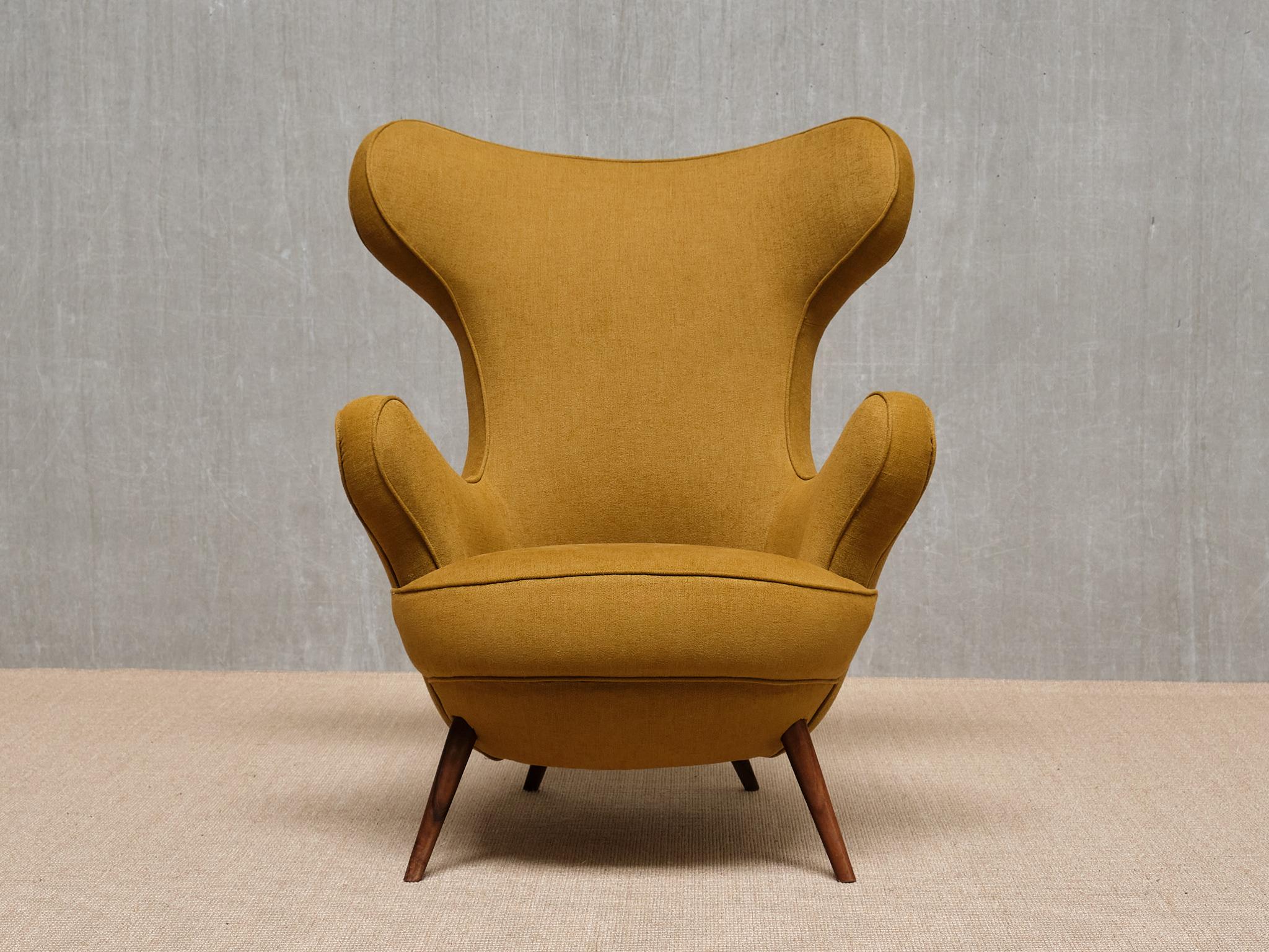 Paolo Malchiodi Wingback Chair in Yellow Ochre Fabric and Walnut, Italy, 1940s In Good Condition For Sale In The Hague, NL