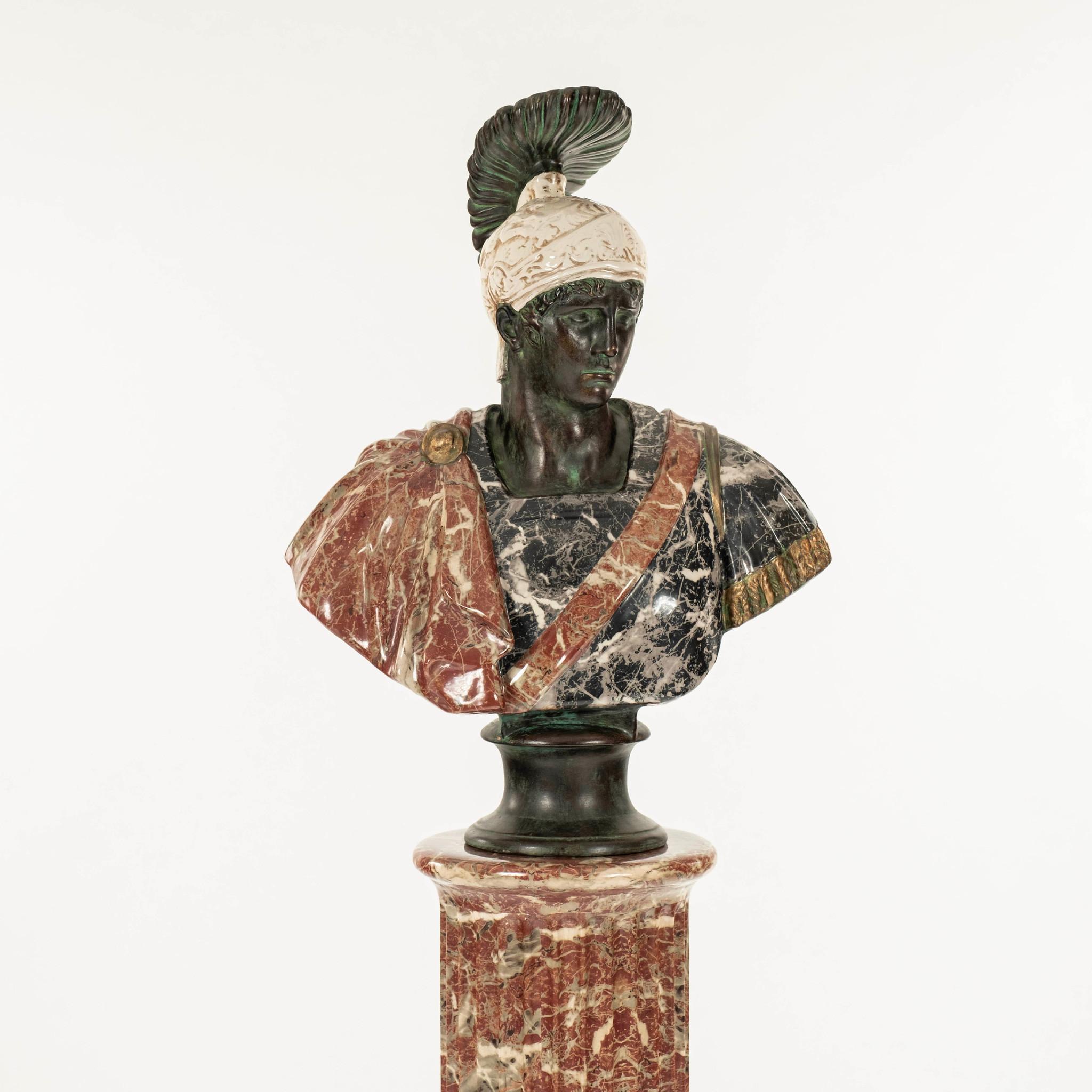 Busto di soldato romano e piedistallo di Paolo Marioni in terracotta con finitura smaltata in bronzo e finto marmo. Il marchio del produttore si trova dietro la base del busto (vedi foto).