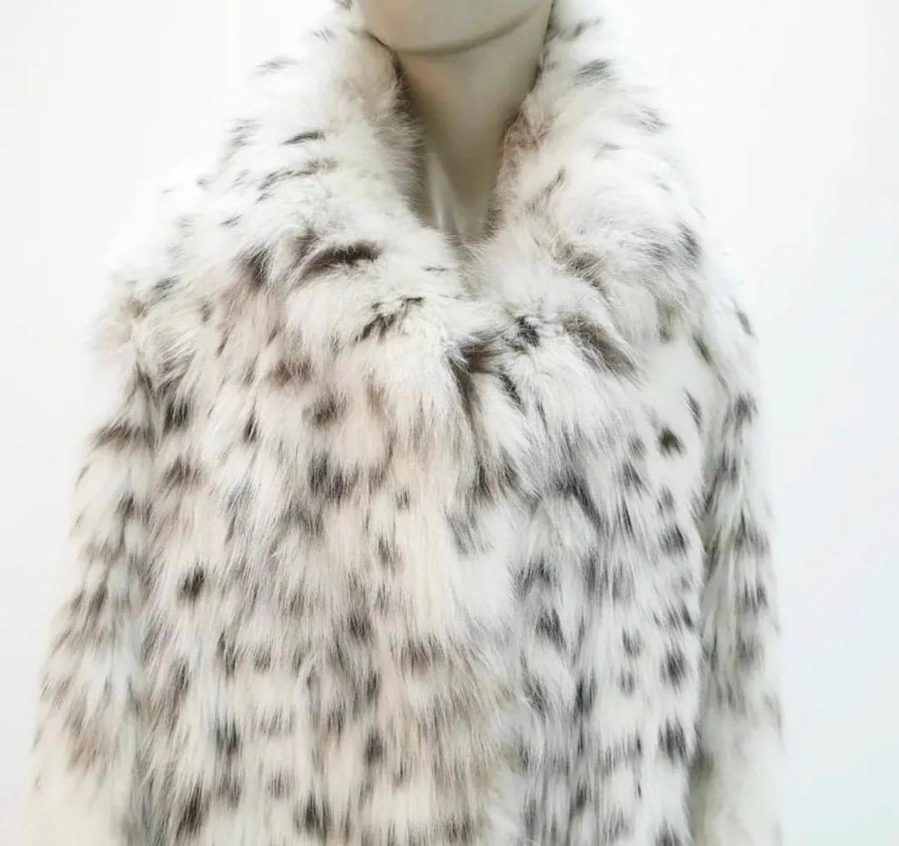 Quality: Canadian bobcat
Tecnique: In vertical
Lining: White silk with logo Paolo Moretti
Closure: Hooks

Est. retail price -48000 euros

No size tag/
Fits for S-M