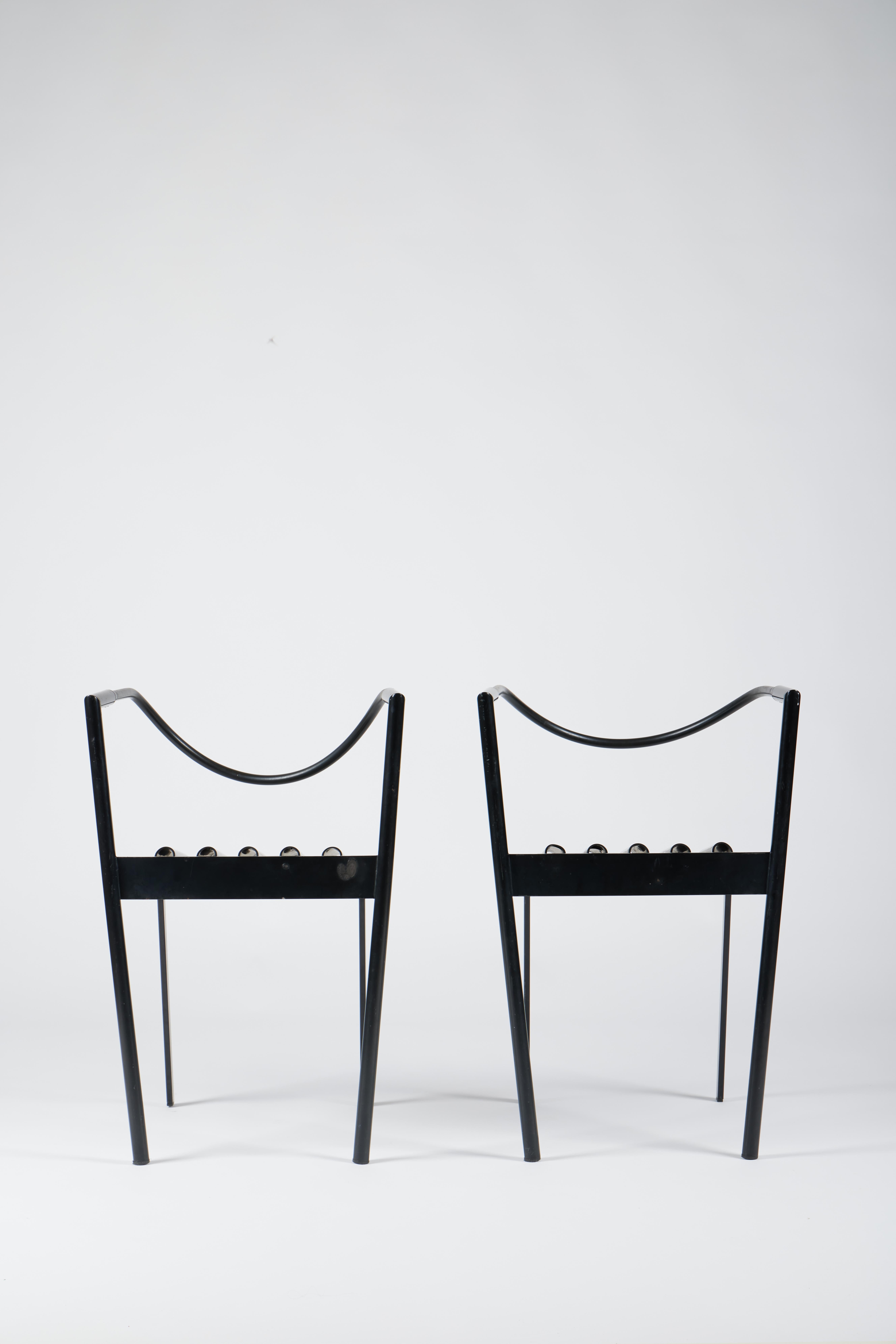 Ensemble de 2 chaises Hans et Alice de Paolo Pallucco et Mireille Rivier, 1986

Très rare ensemble de 2 chaises Hans e Alice par Paolo Pallucco et Mireille Rivier en acier laqué noir et caoutchouc. 

Le designer italien Paolo Pallucco a fondé le