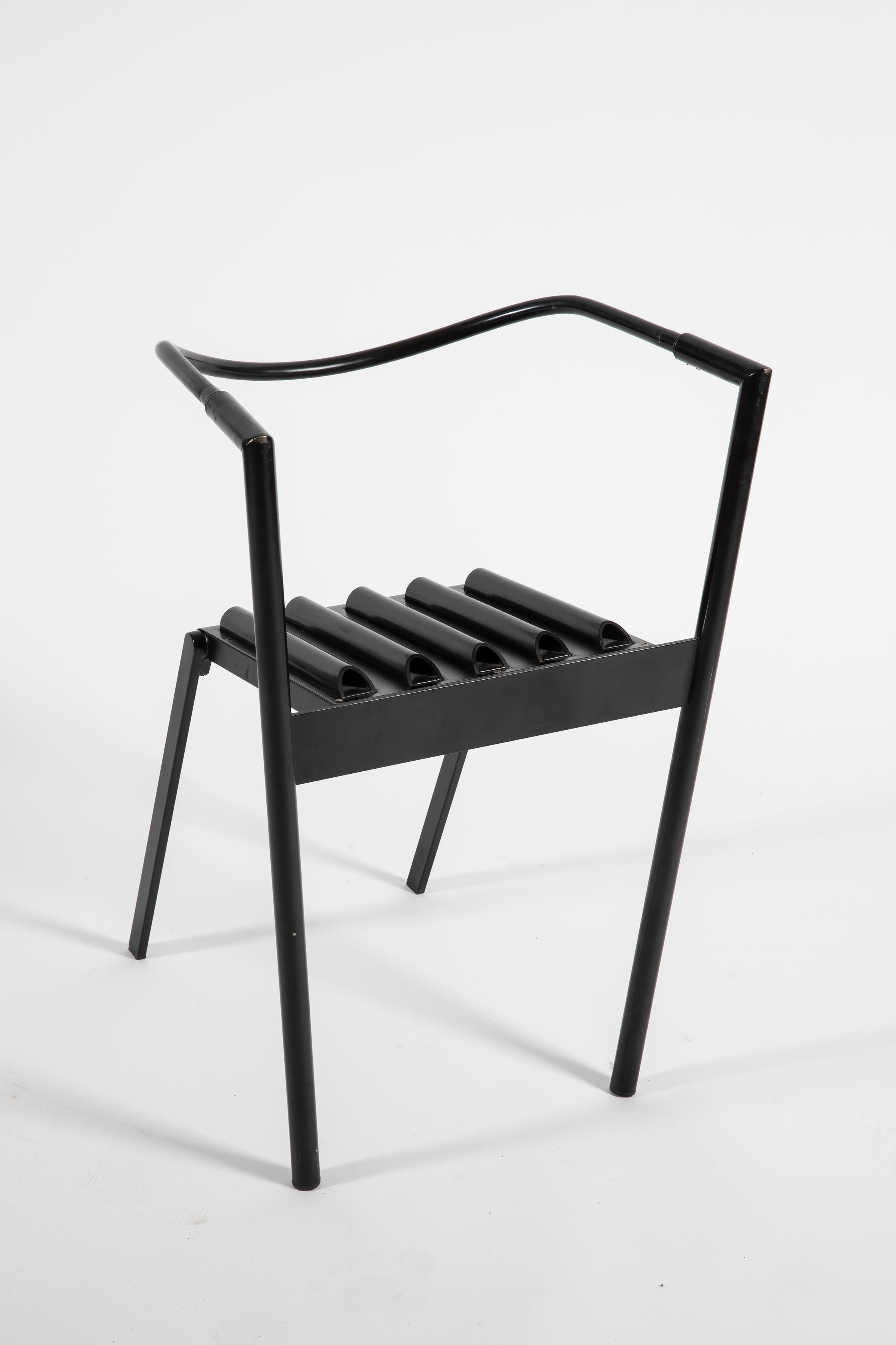 Very rare set of 2 Hans e Alice chairs by Paolo Pallucco and Mireille Rivier in black lacquered steel and rubber. Produced in 1986 by Pallucco.
Paolo Pallucco and Mireille Rivier, architects able to leave a precise sign of their passage. In the