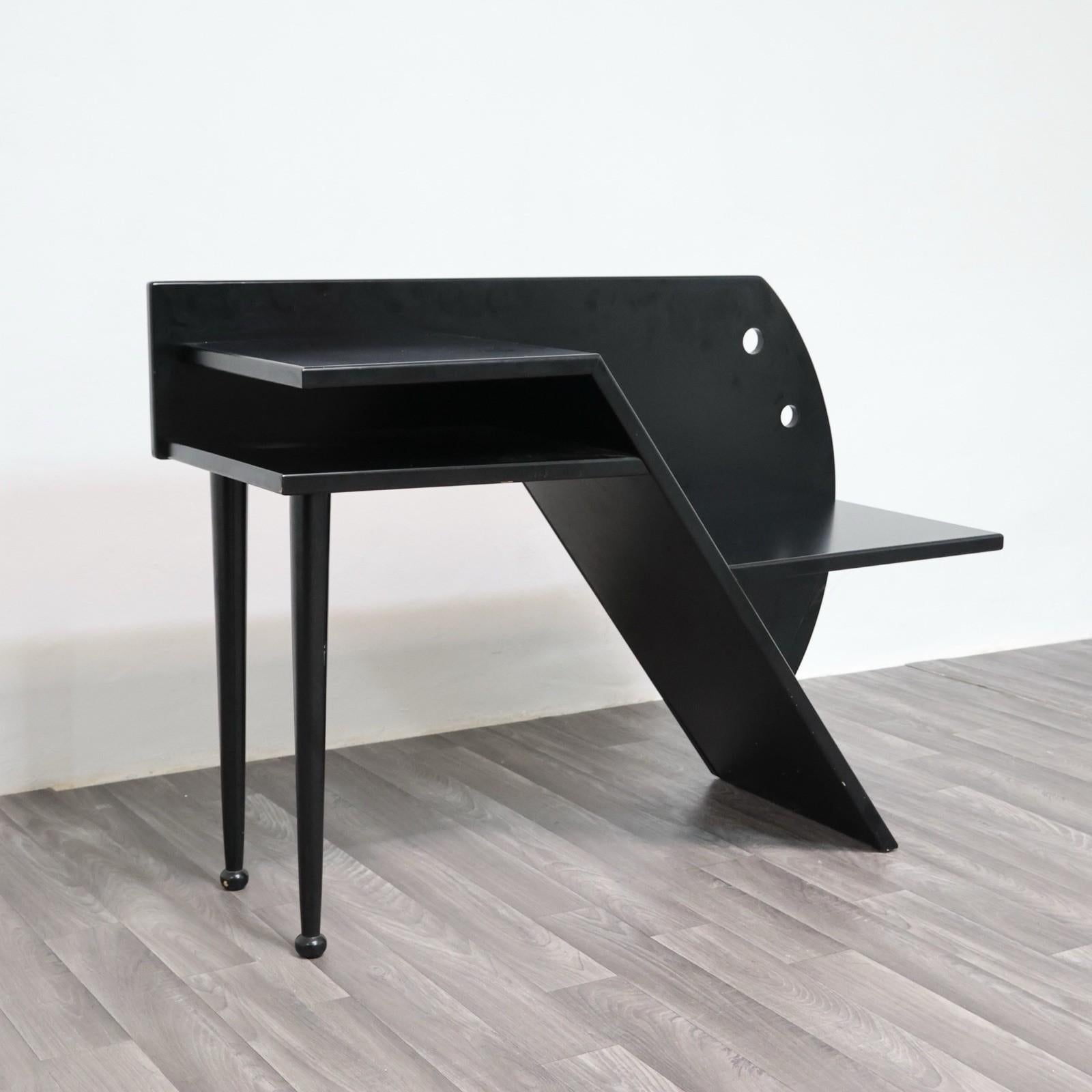 Questa panchetta multifunzionale rappresenta perfettamente lo spirito del design postmoderno italiano degli anni Ottanta, con le sue forme scultoree e la combinazione di elementi pratici e concettuali. Attribuito a Paolo Pallucco, noto per il suo