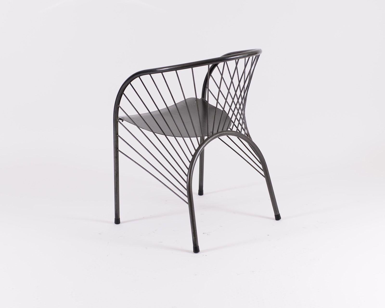 Design/One : Paolo Pallucco, 1984, Littérature : Design/One, Museum für Kunst und Gewerbe Hamburg 1987 
Matériau utilisé : fer laqué noir.

  